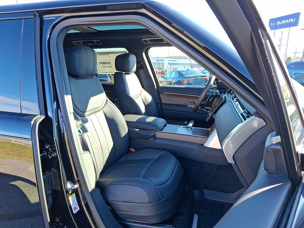 New 2025 Land Rover Range Rover P400 SE Sport Utility