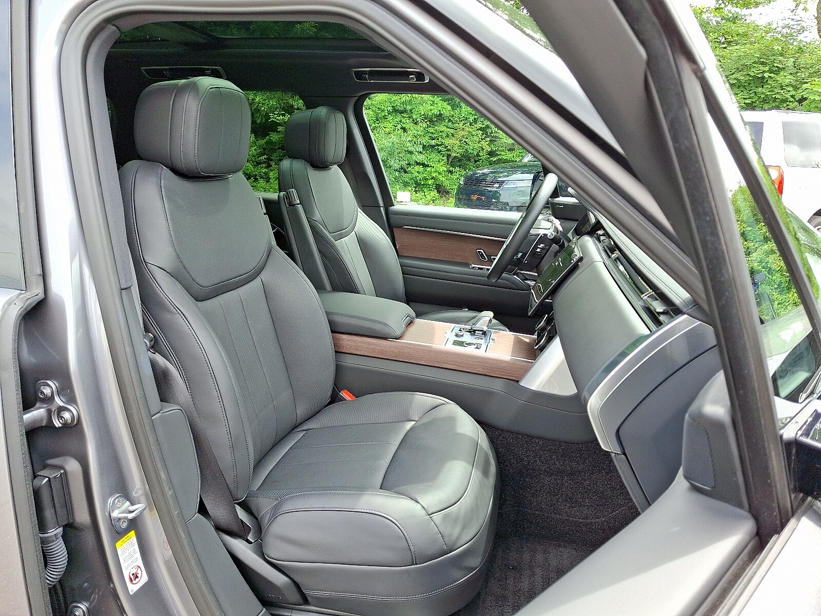 2023 Land Rover Range Rover SE photo 3