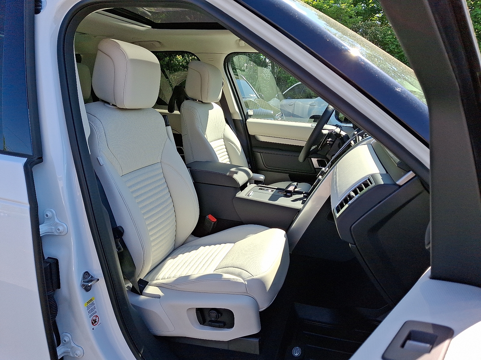 2025 Land Rover Discovery P360 Dynamic SE photo 3