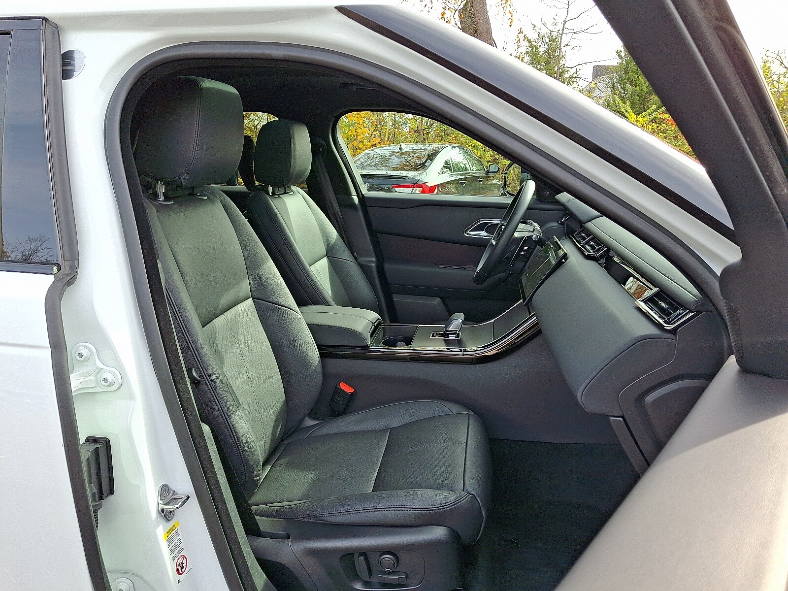 2026 Land Rover Range Rover Velar SE photo 3