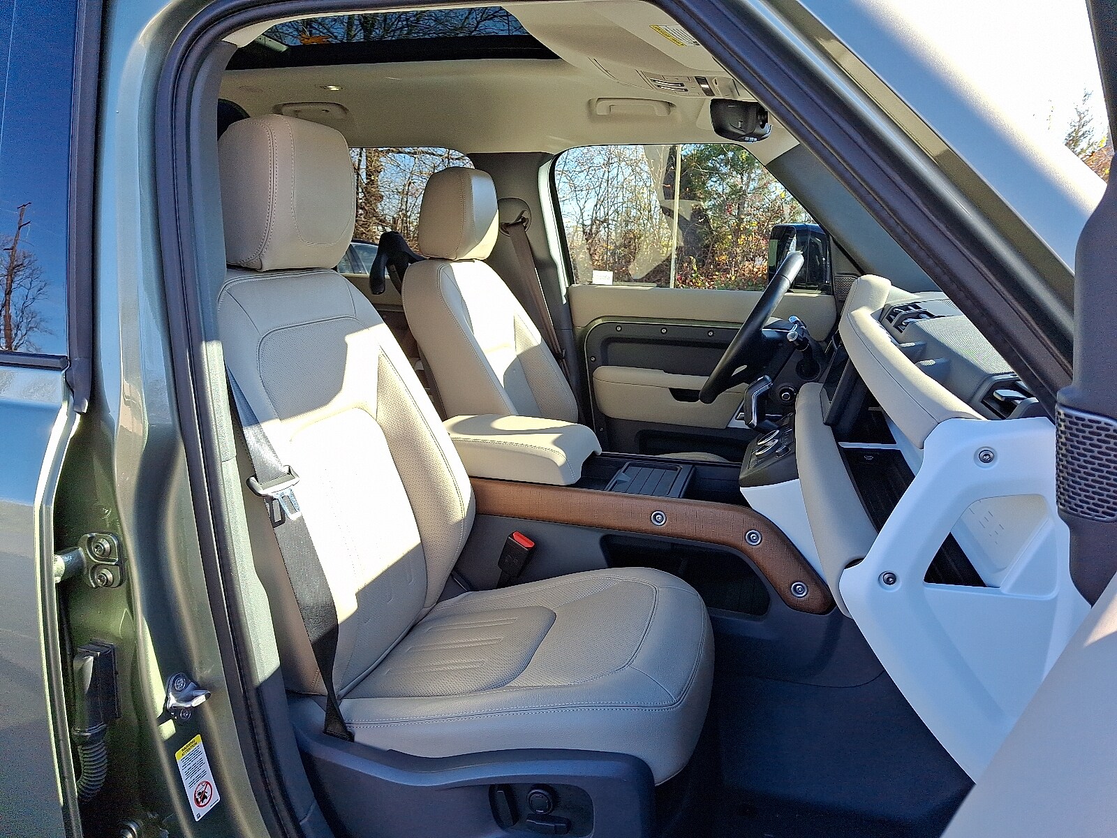 2022 Land Rover Defender 110 SE photo 3