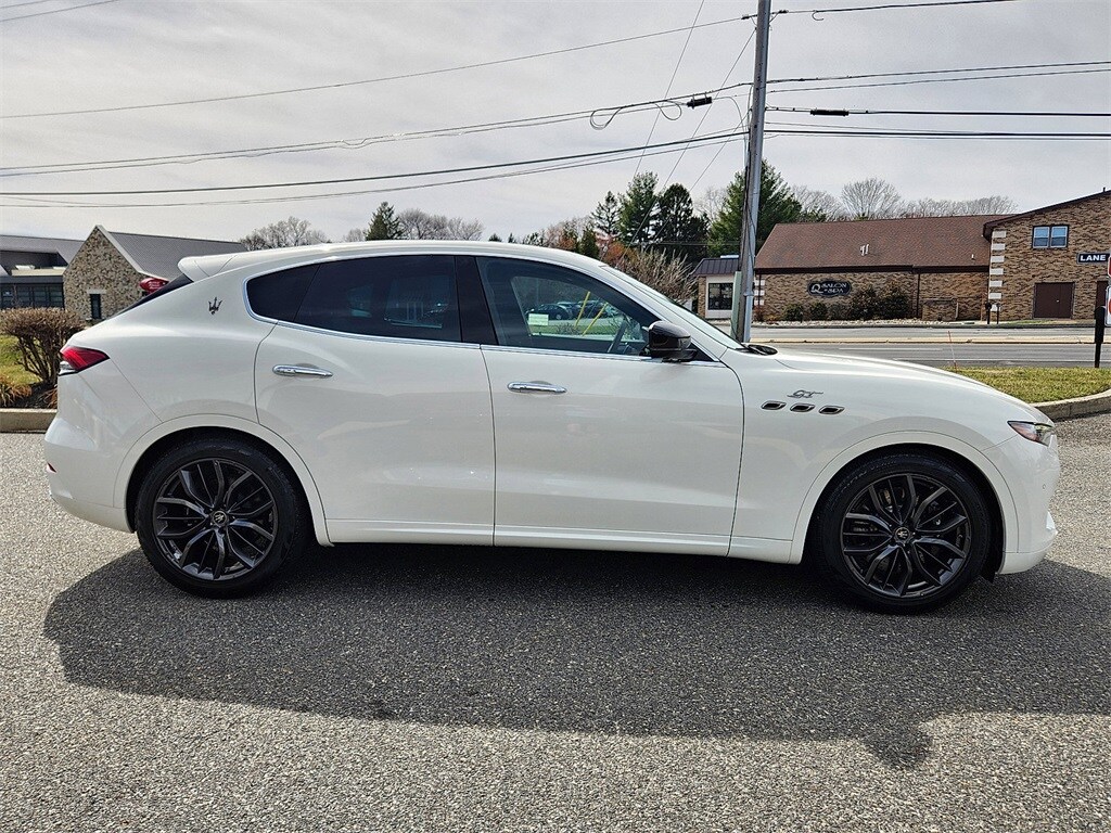 2024 Maserati Levante GT photo 3