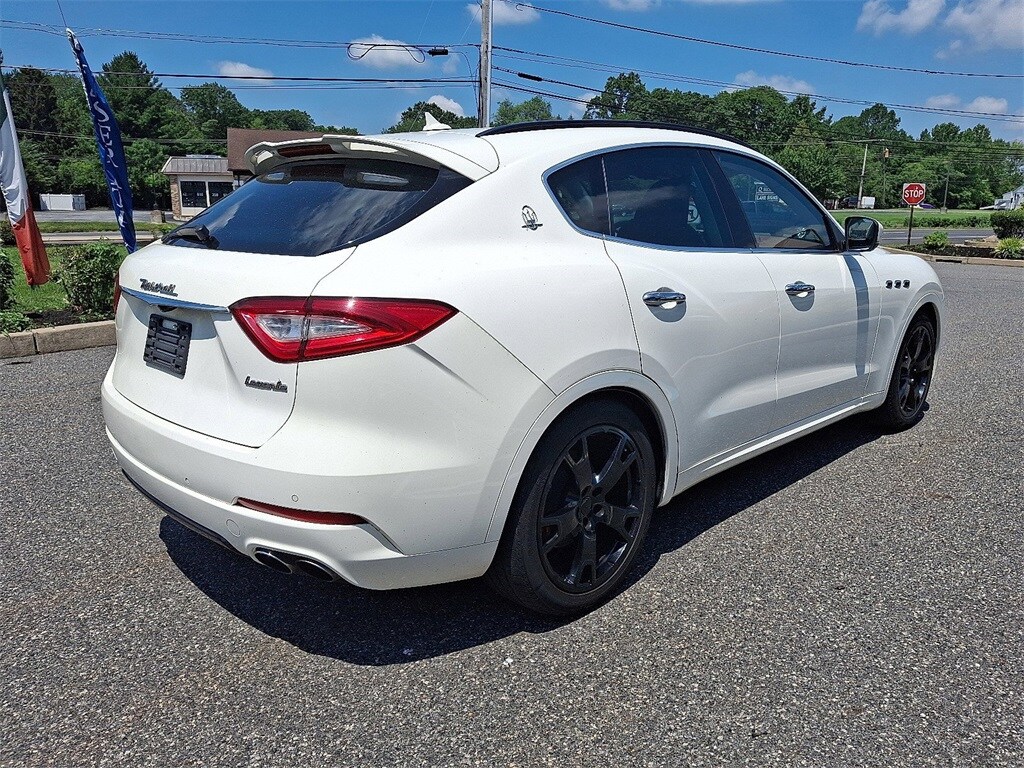 2017 Maserati Levante Base photo 4