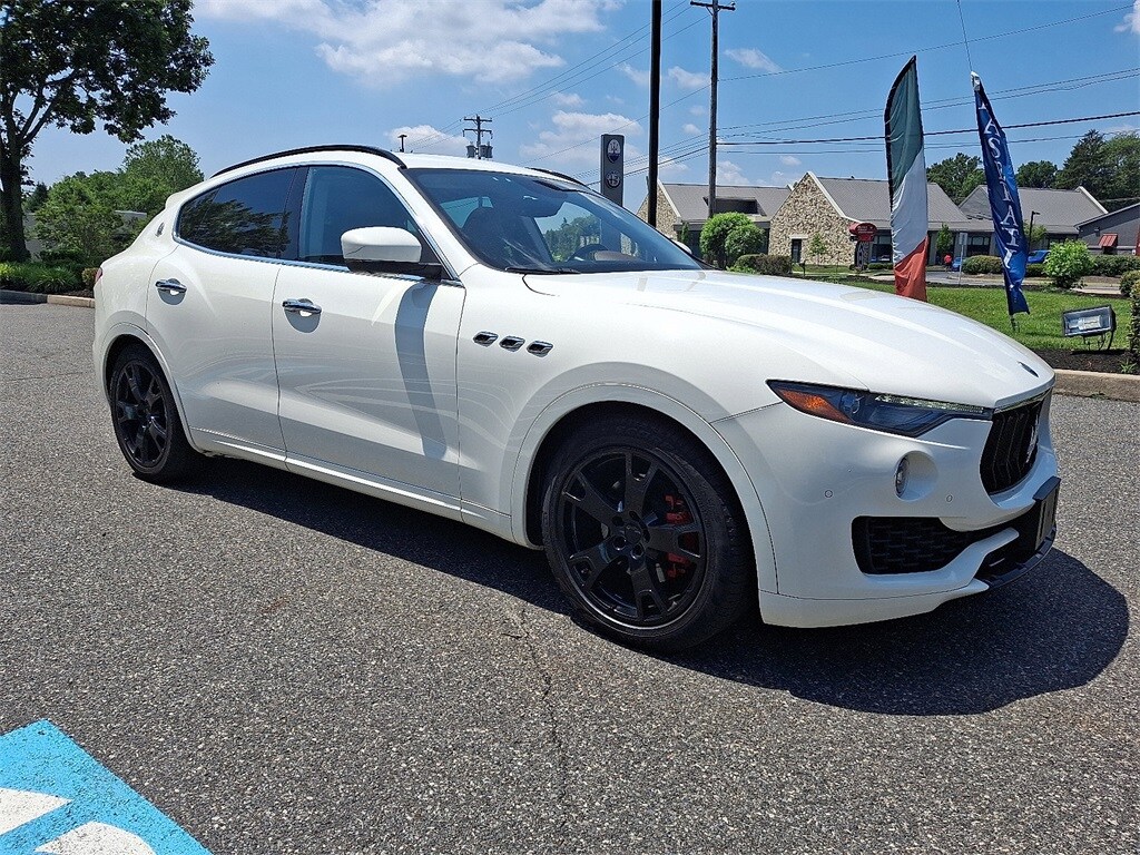 2017 Maserati Levante Base photo 2