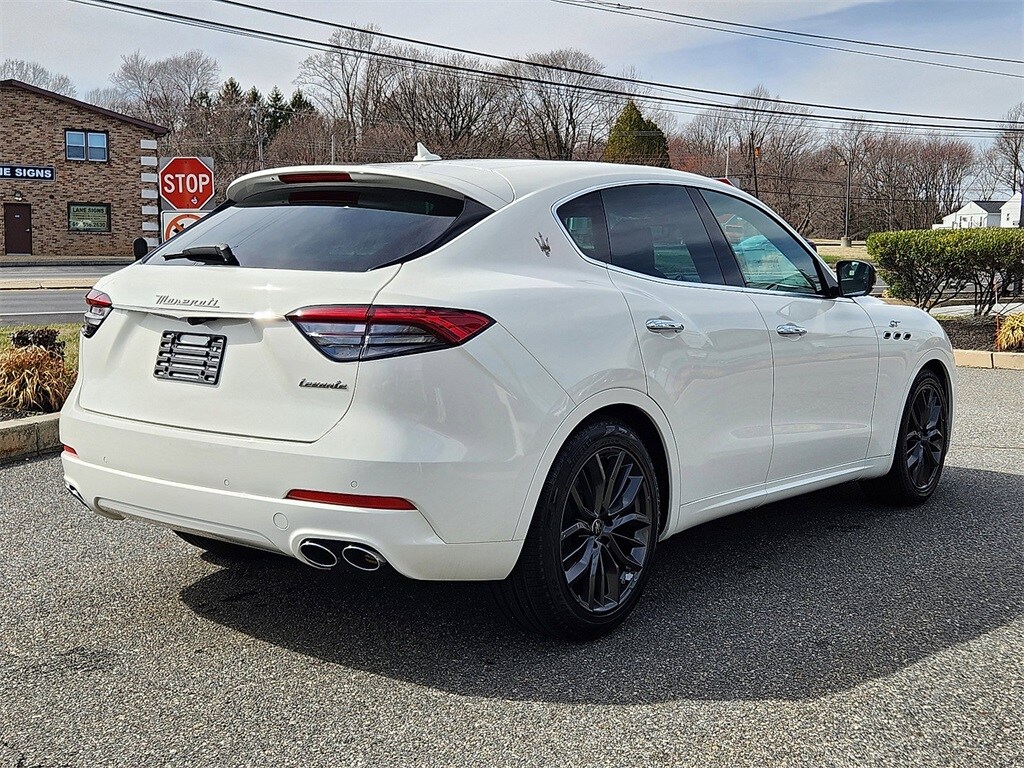 2024 Maserati Levante GT photo 2