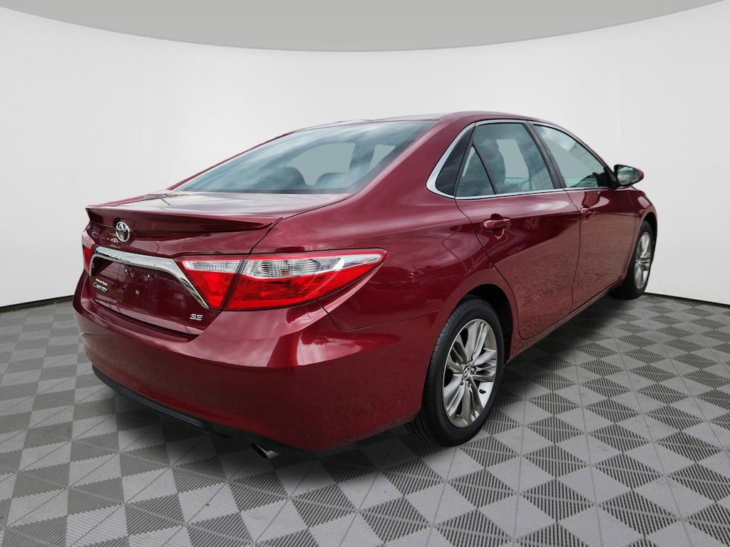 Used 2016 Toyota Camry SE Sedan
