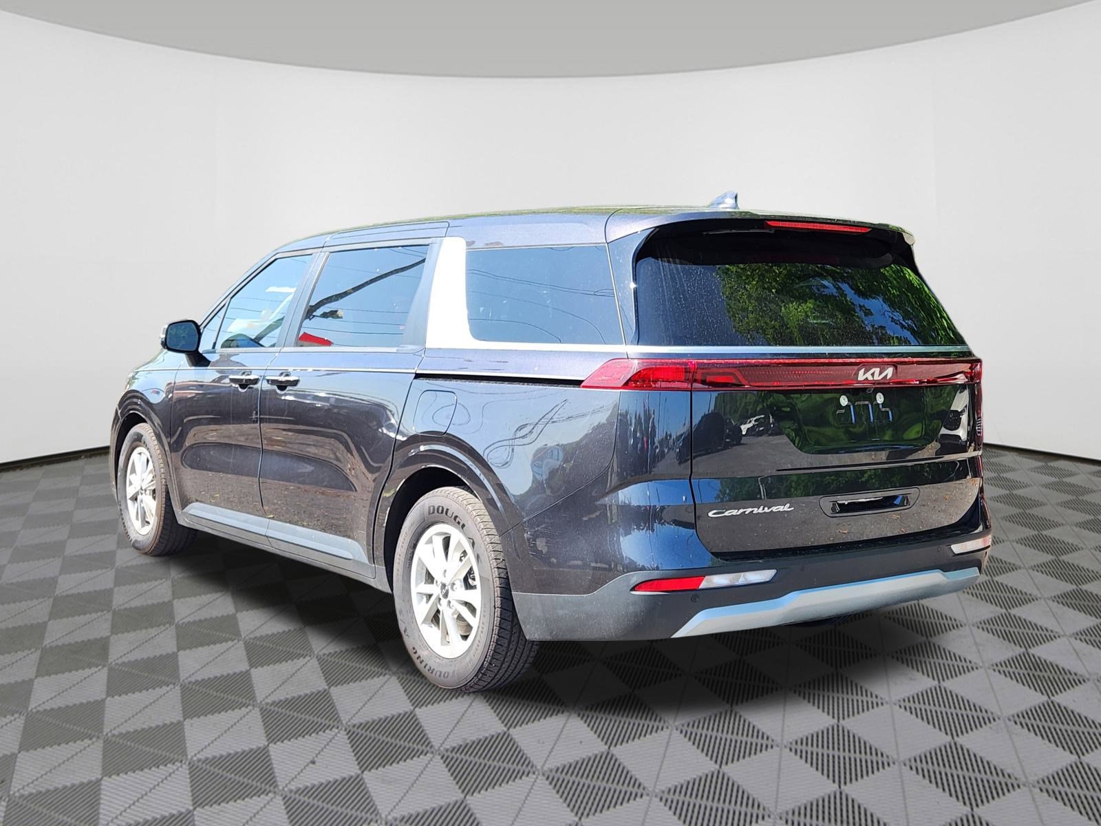 2022 Kia Carnival LX photo 3