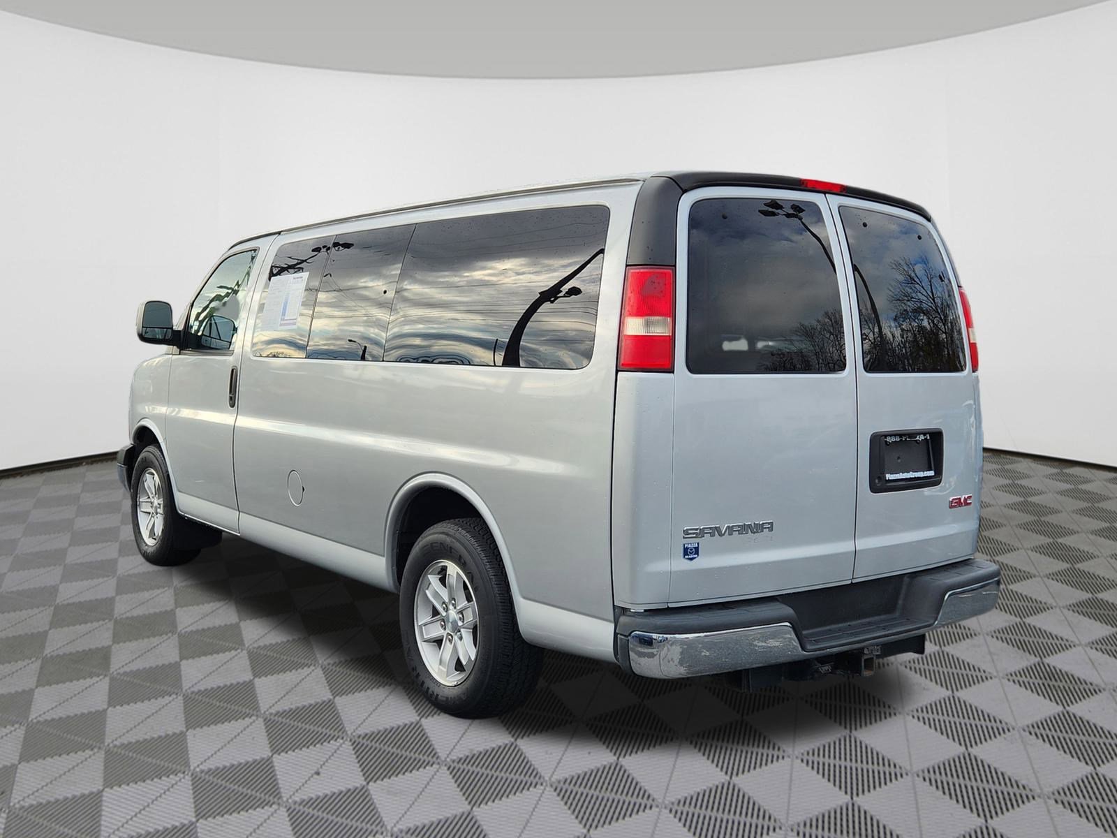 2014 Gmc Savana Passenger LT photo 2