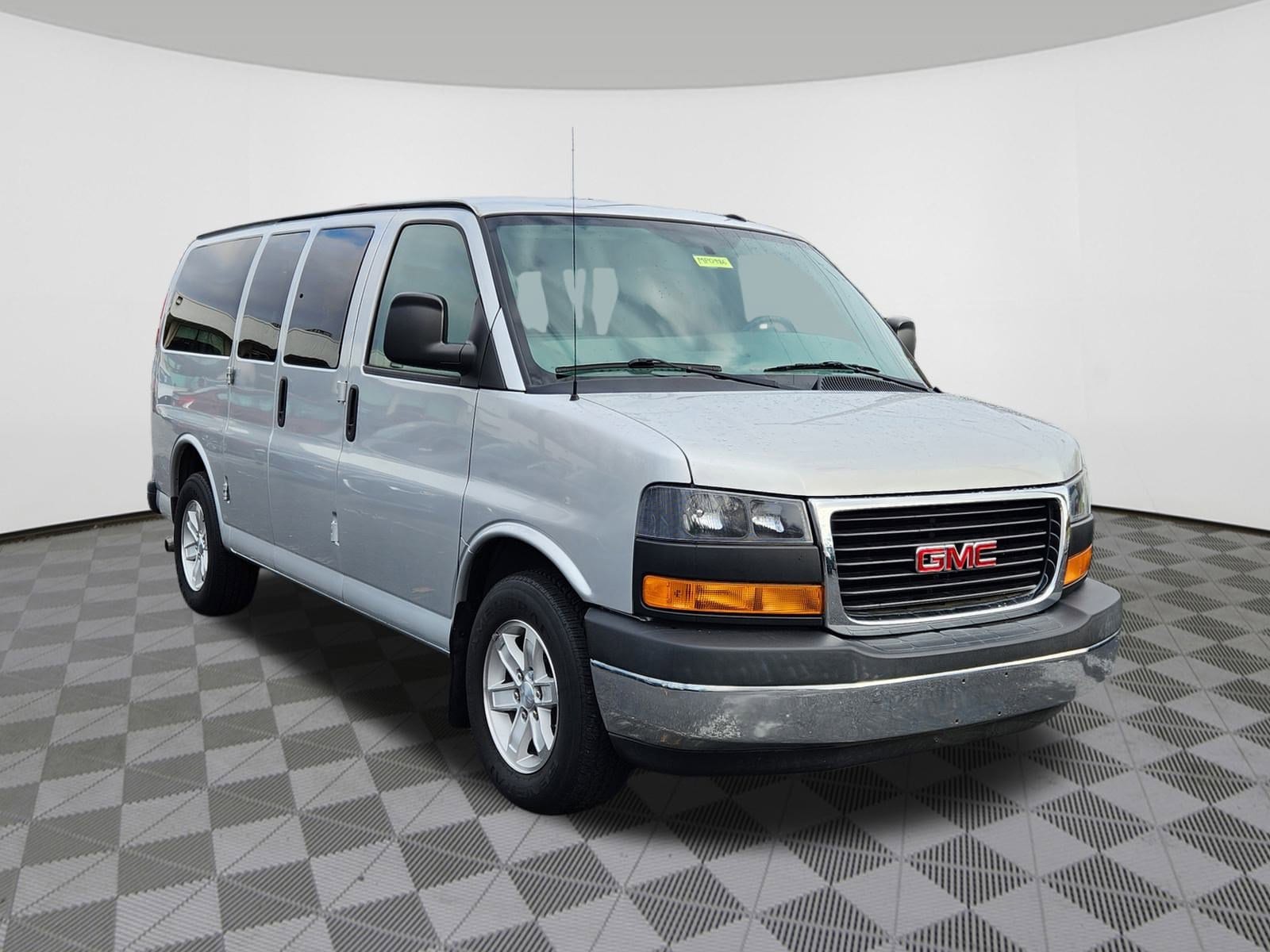2014 GMC Savana Passenger 1LS's photo