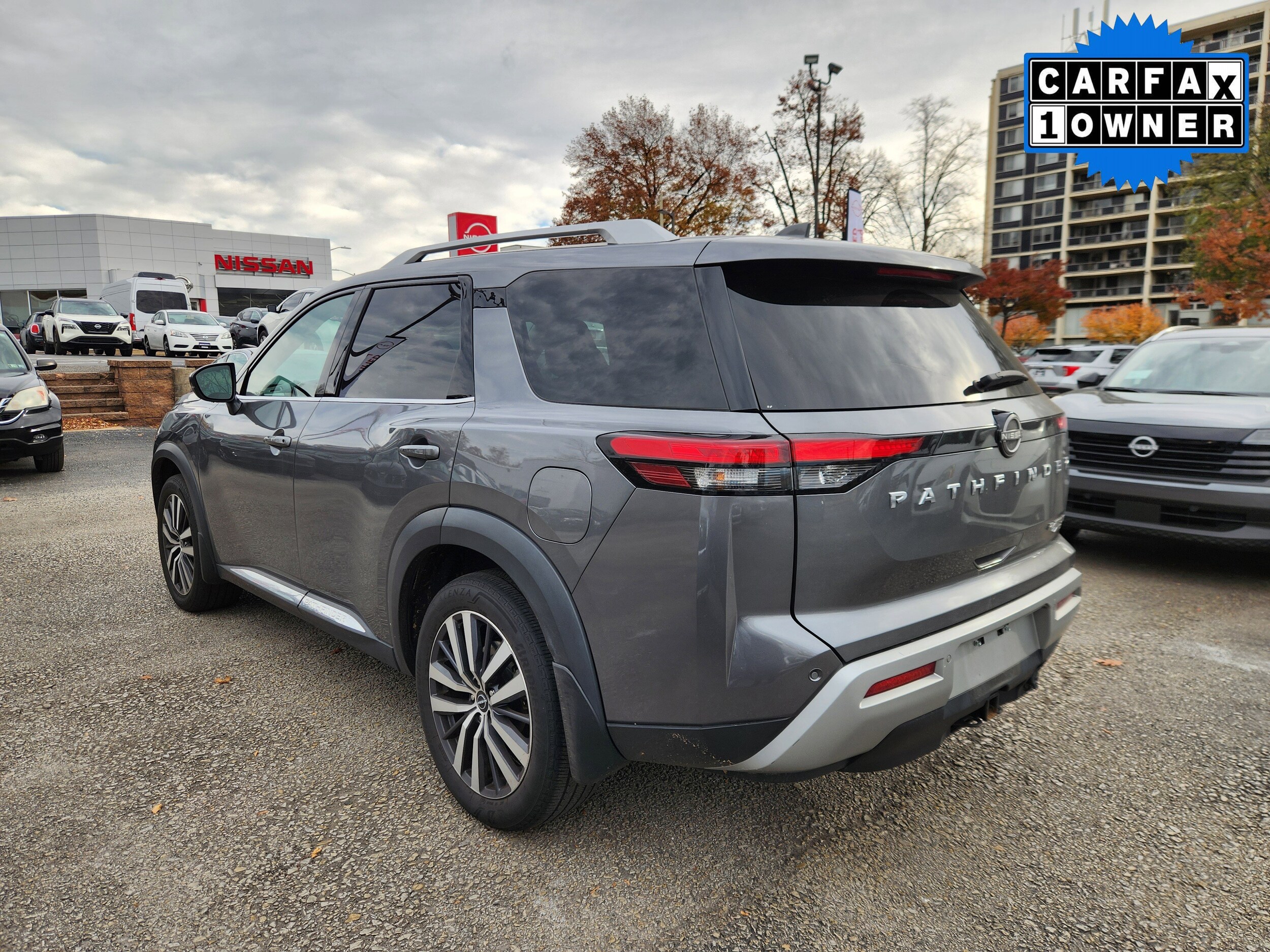 2022 Nissan Pathfinder Platinum photo 2