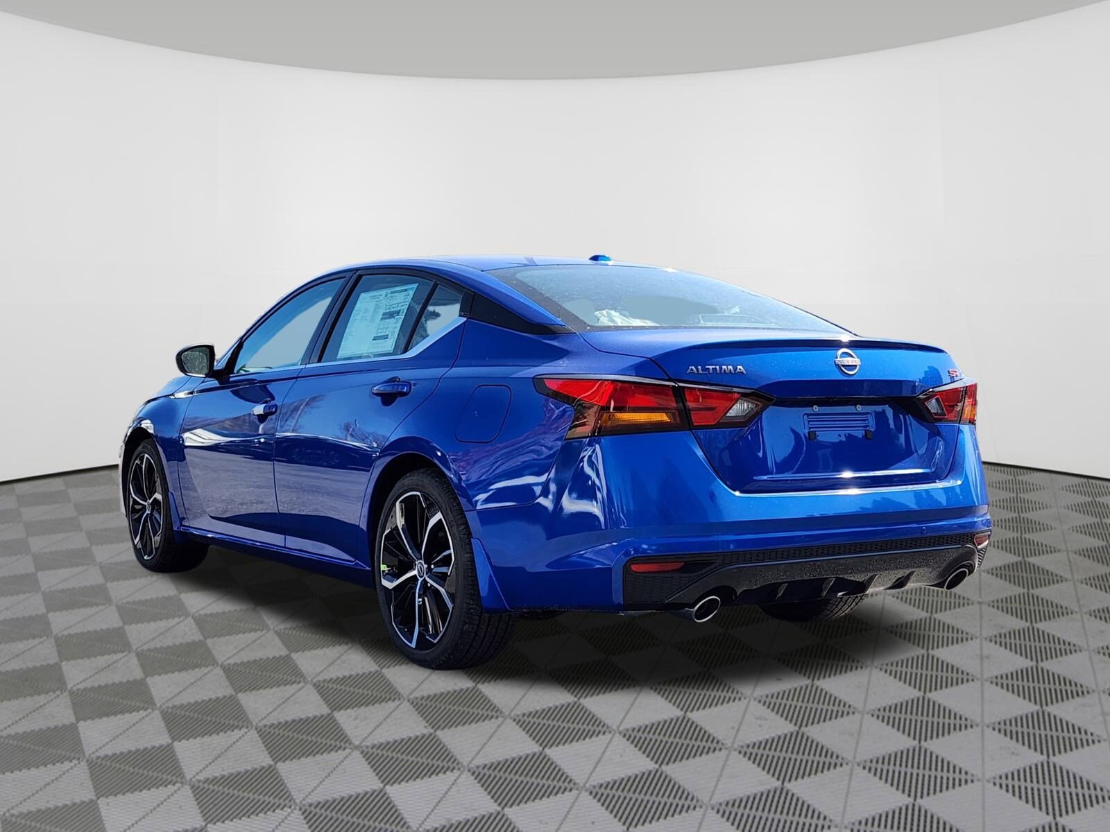 2025 Nissan Altima SR photo 3