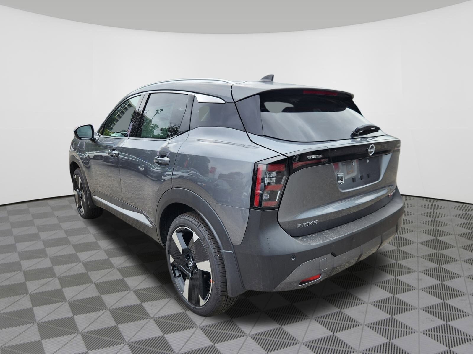 2025 Nissan Kicks SR photo 3
