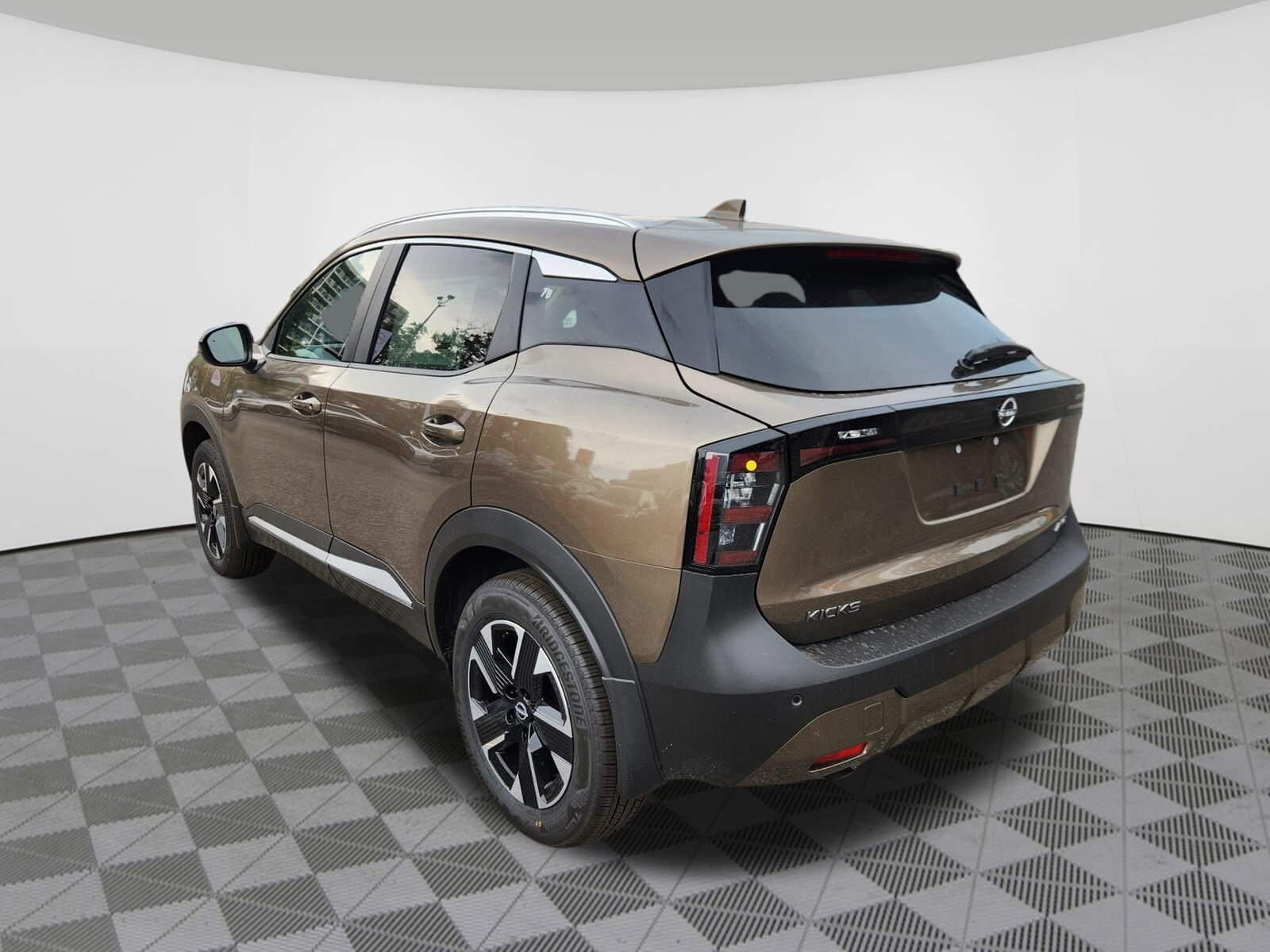2025 Nissan Kicks SV photo 2