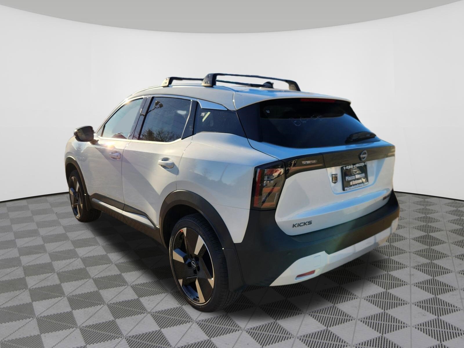 2026 Nissan Kicks SR photo 2