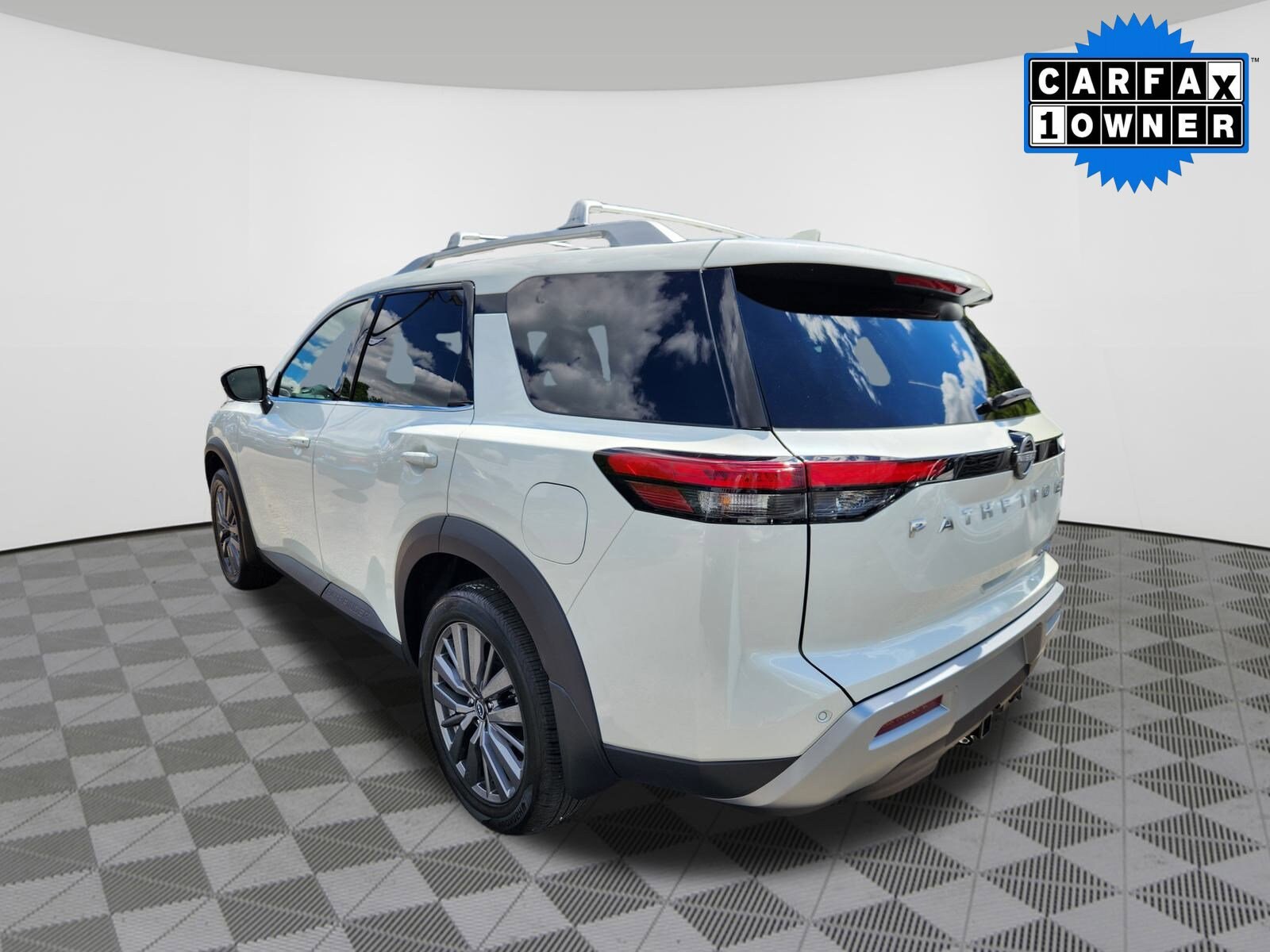 2024 Nissan Pathfinder SL photo 3