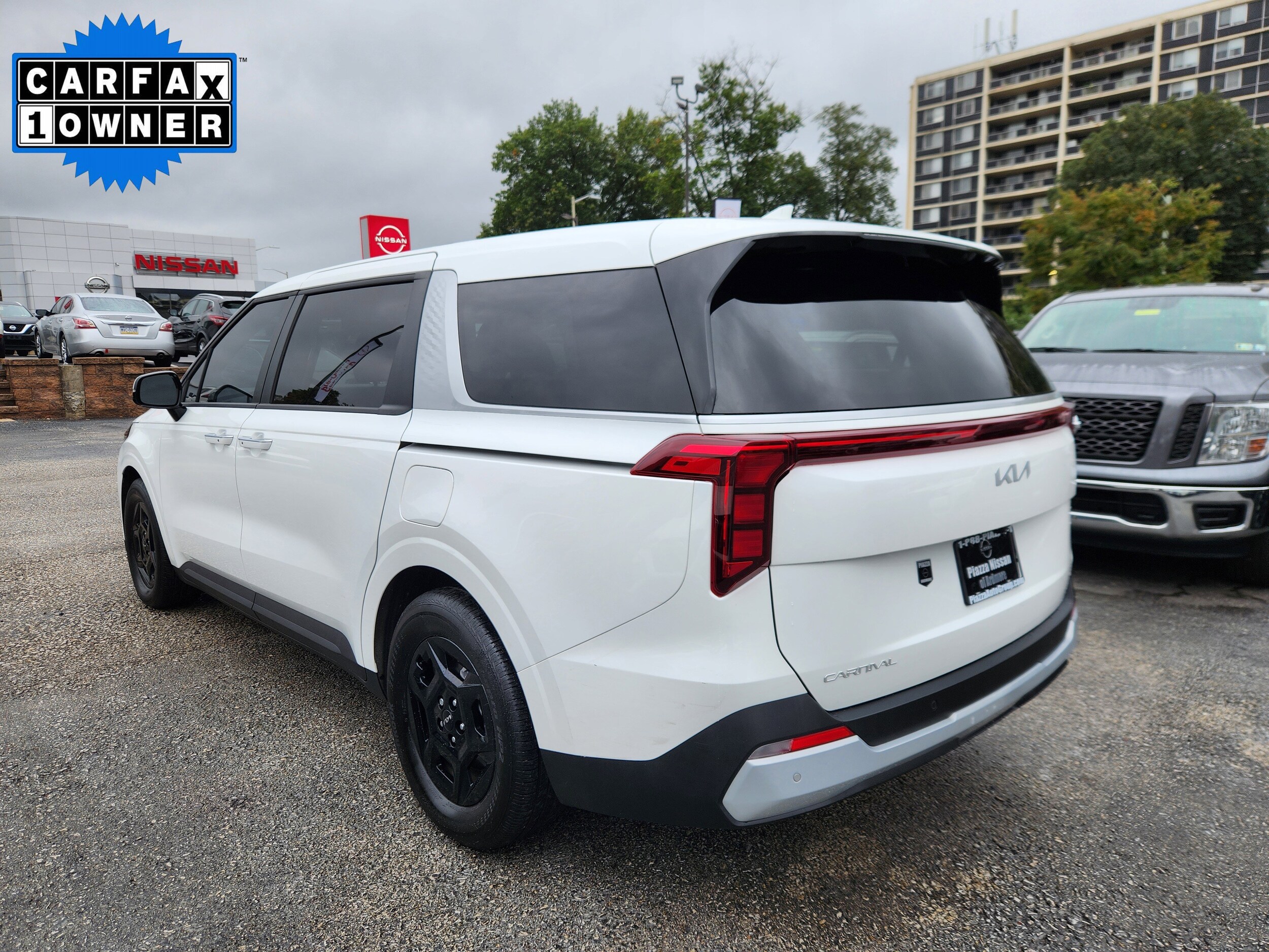 2025 Kia Carnival LXS photo 2
