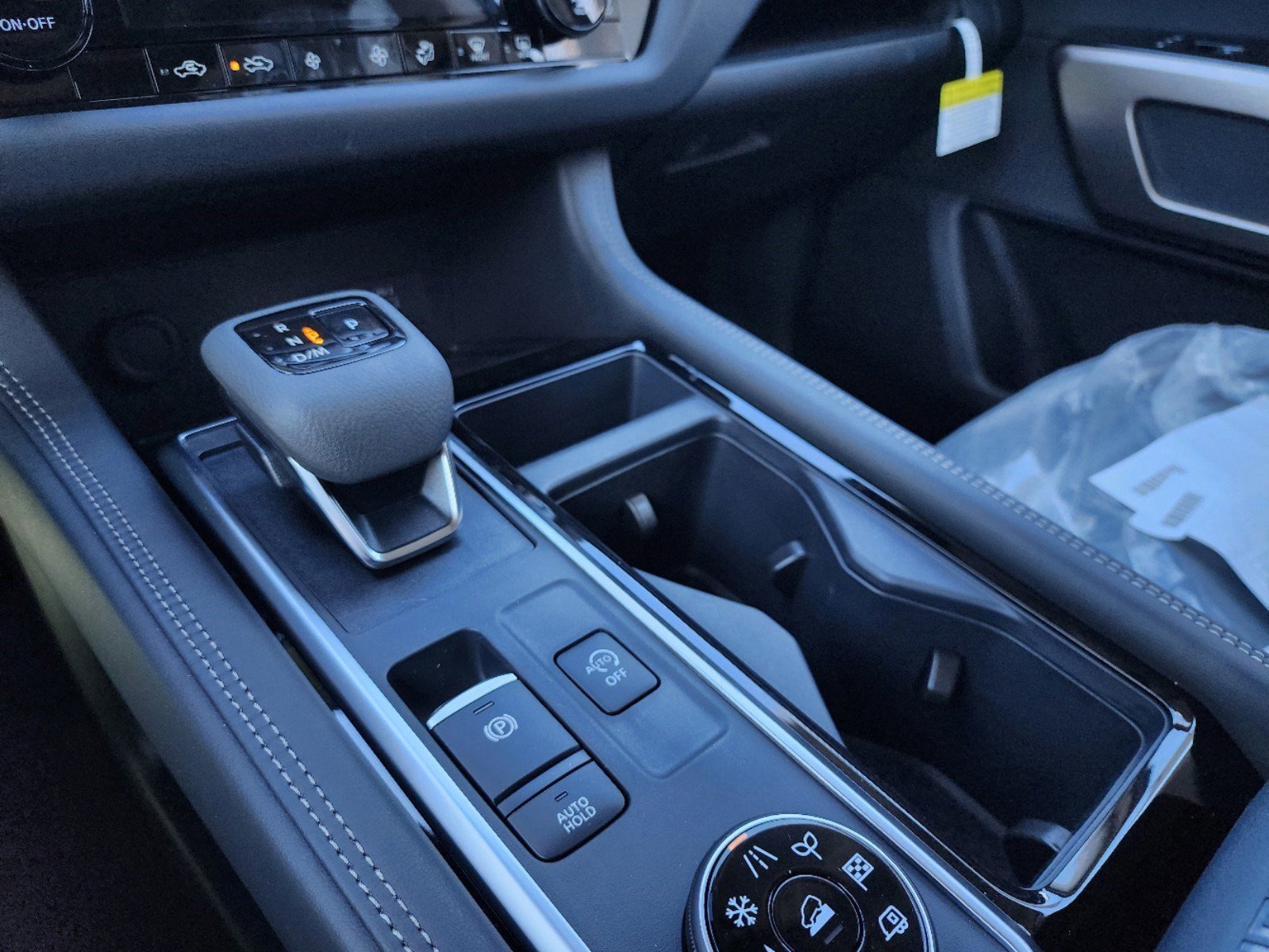 2025 Nissan Pathfinder Platinum photo 3