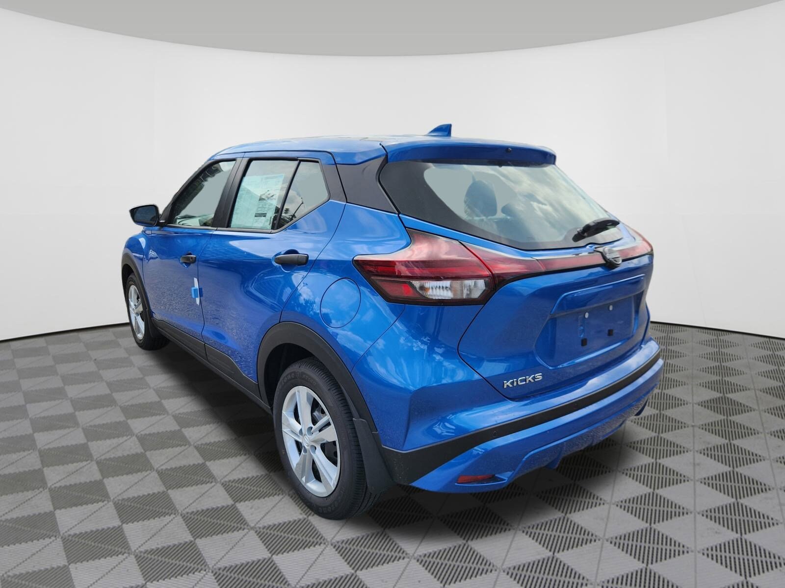 2025 Nissan Kicks Play S photo 3