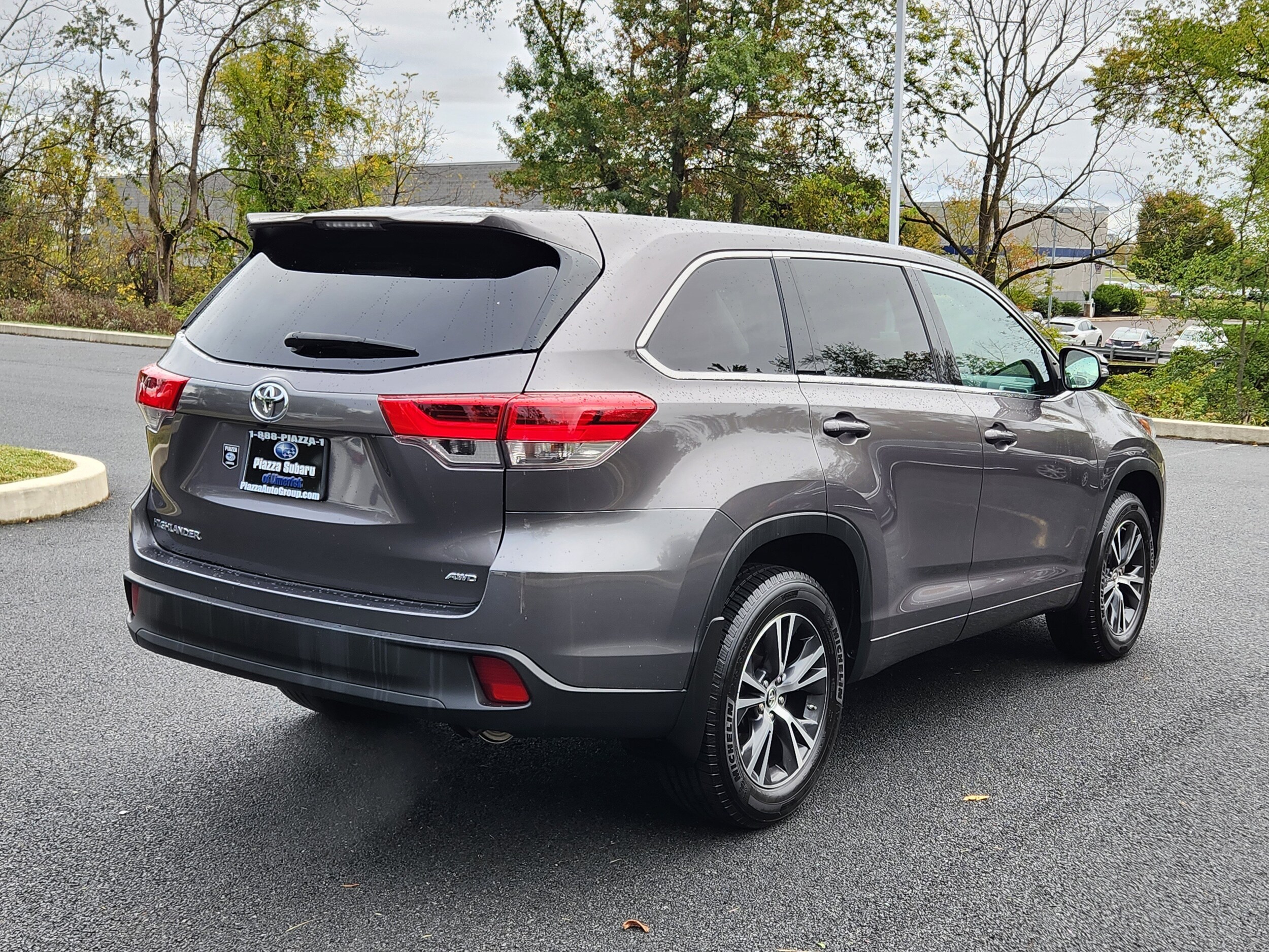 2017 Toyota Highlander LE photo 2