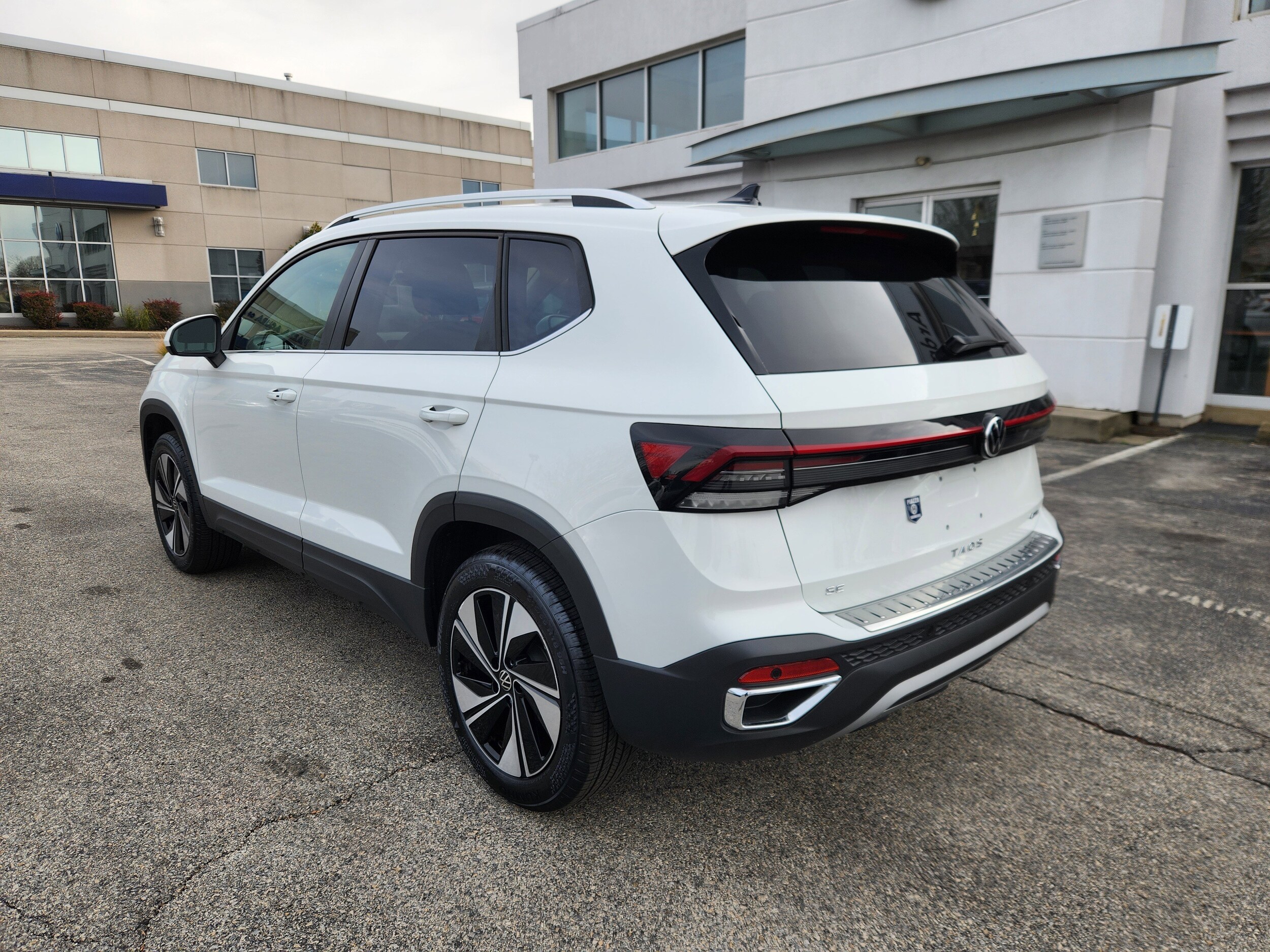 2025 Volkswagen Taos SE photo 3