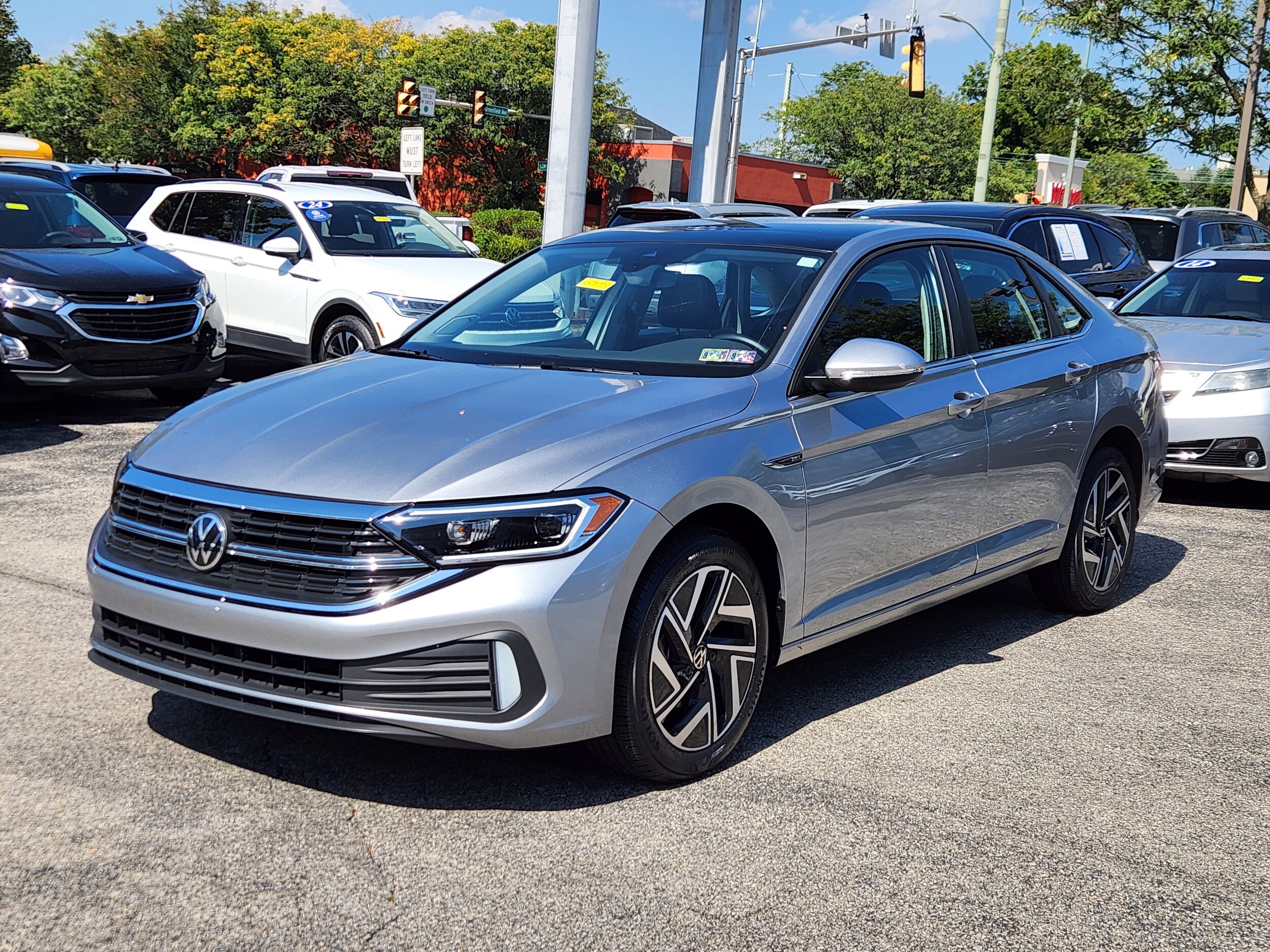 2022 Volkswagen Jetta 1.5T SEL photo 2