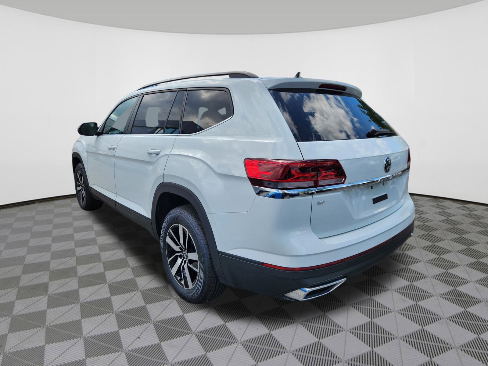 2023 Volkswagen Atlas SE photo 2