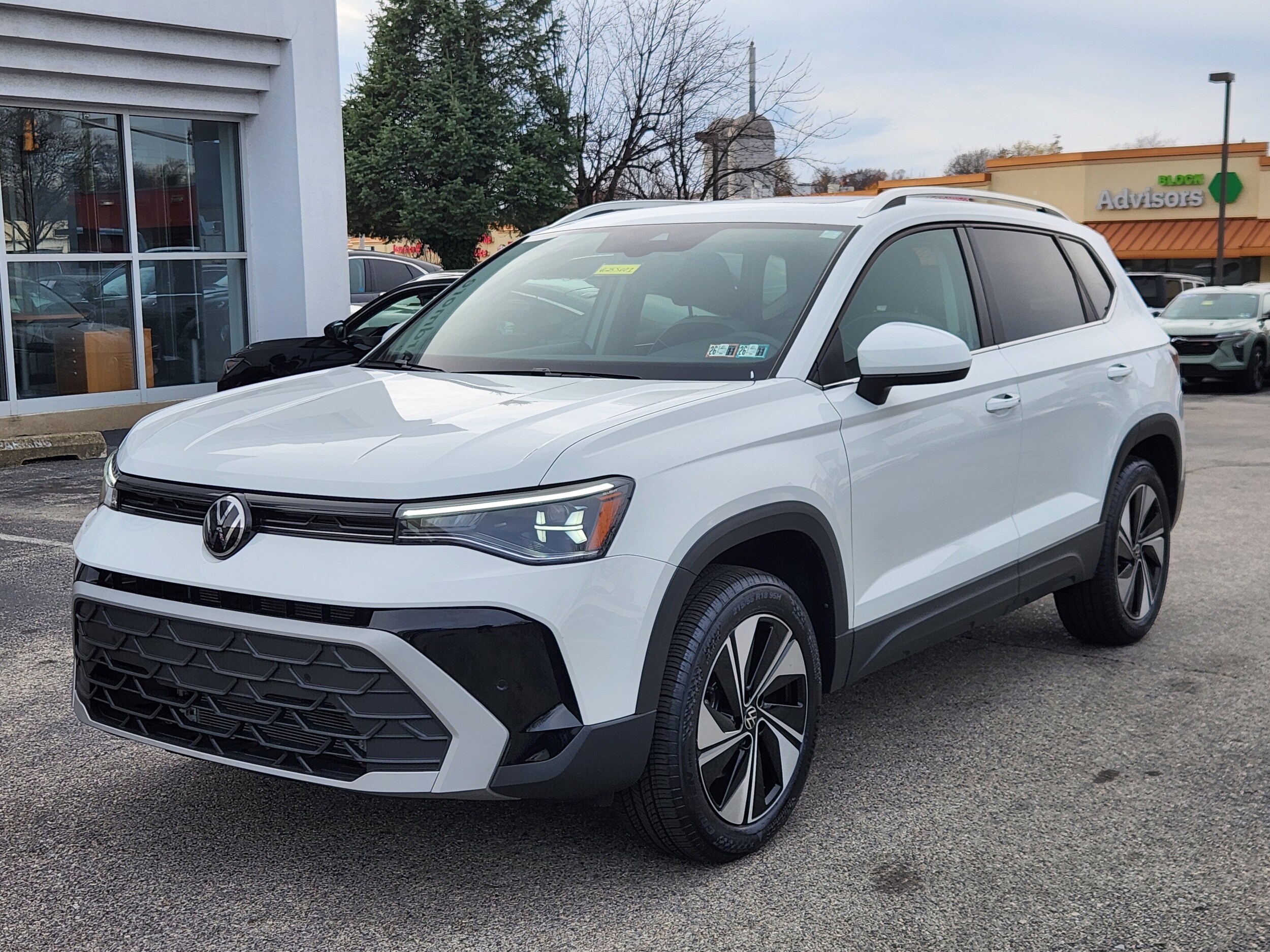 2025 Volkswagen Taos SE photo 2