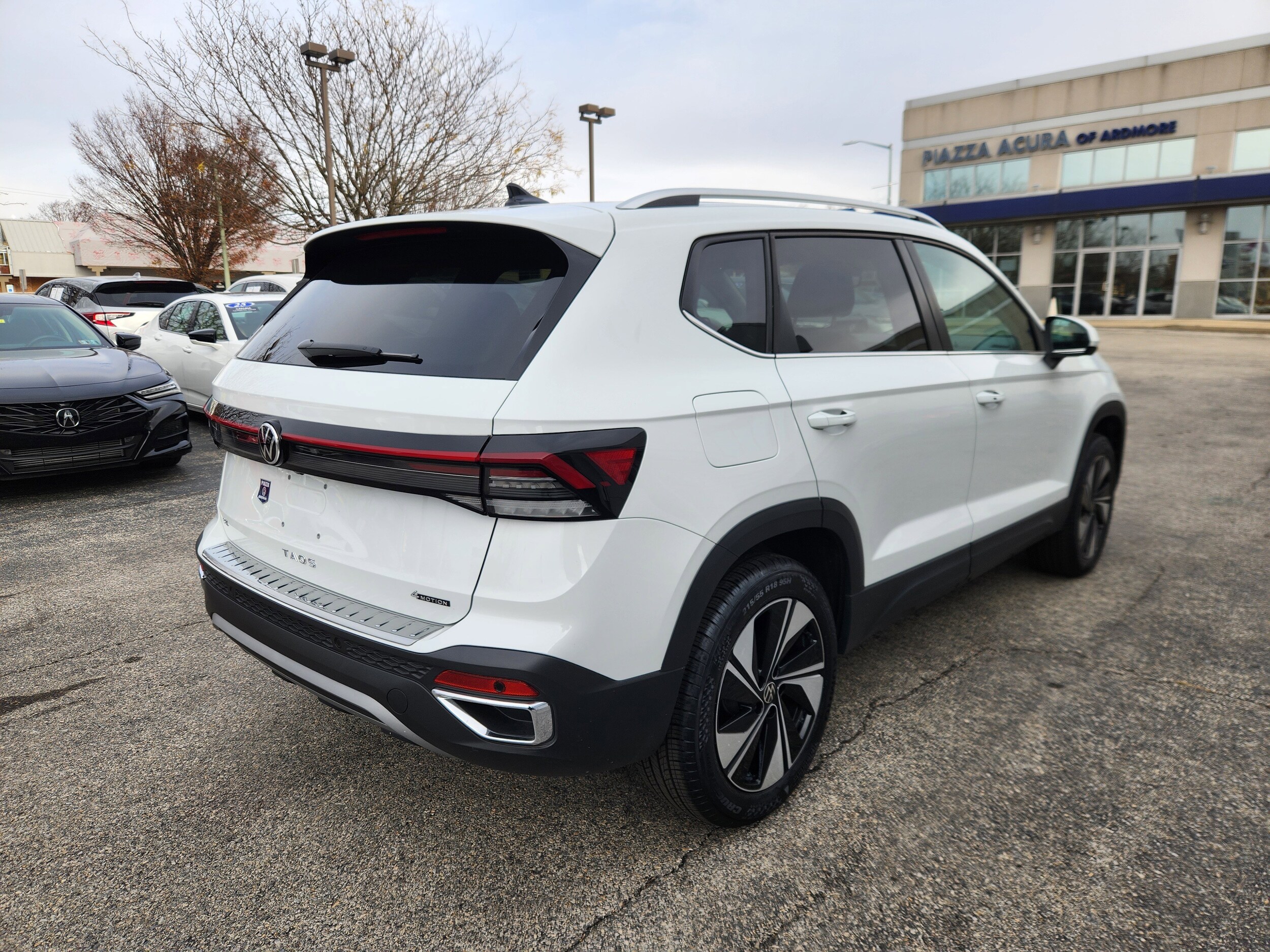 2025 Volkswagen Taos SE photo 4