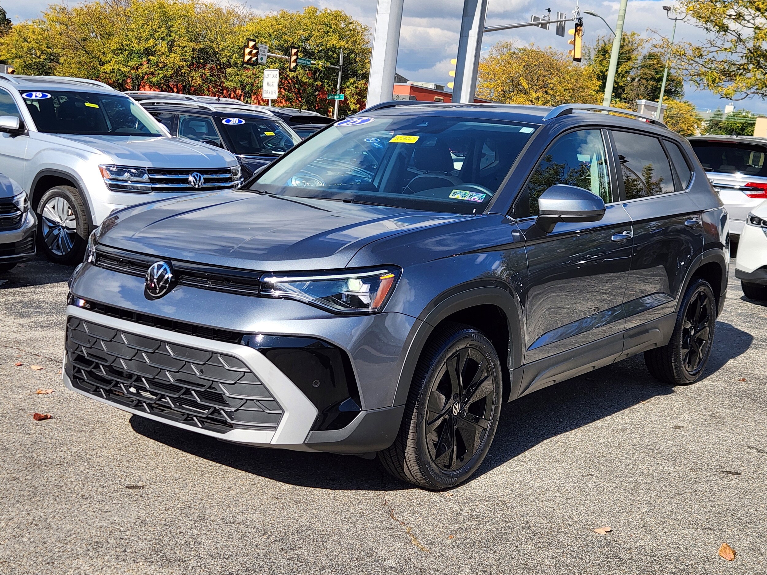 2025 Volkswagen Taos SE photo 2