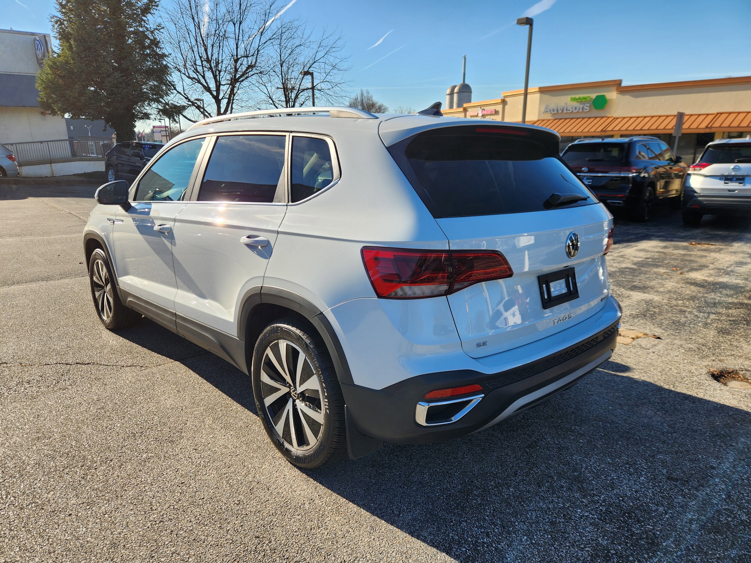 2023 Volkswagen Taos SE photo 3