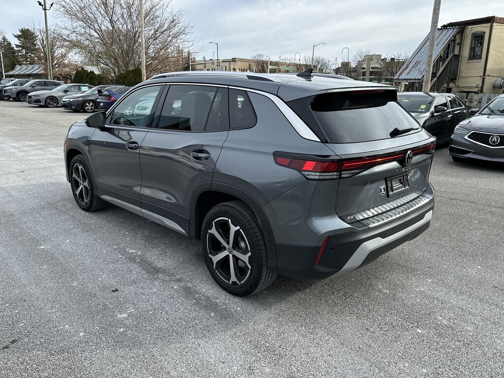 Used 2025 Volkswagen Tiguan 2.0T SE SUV