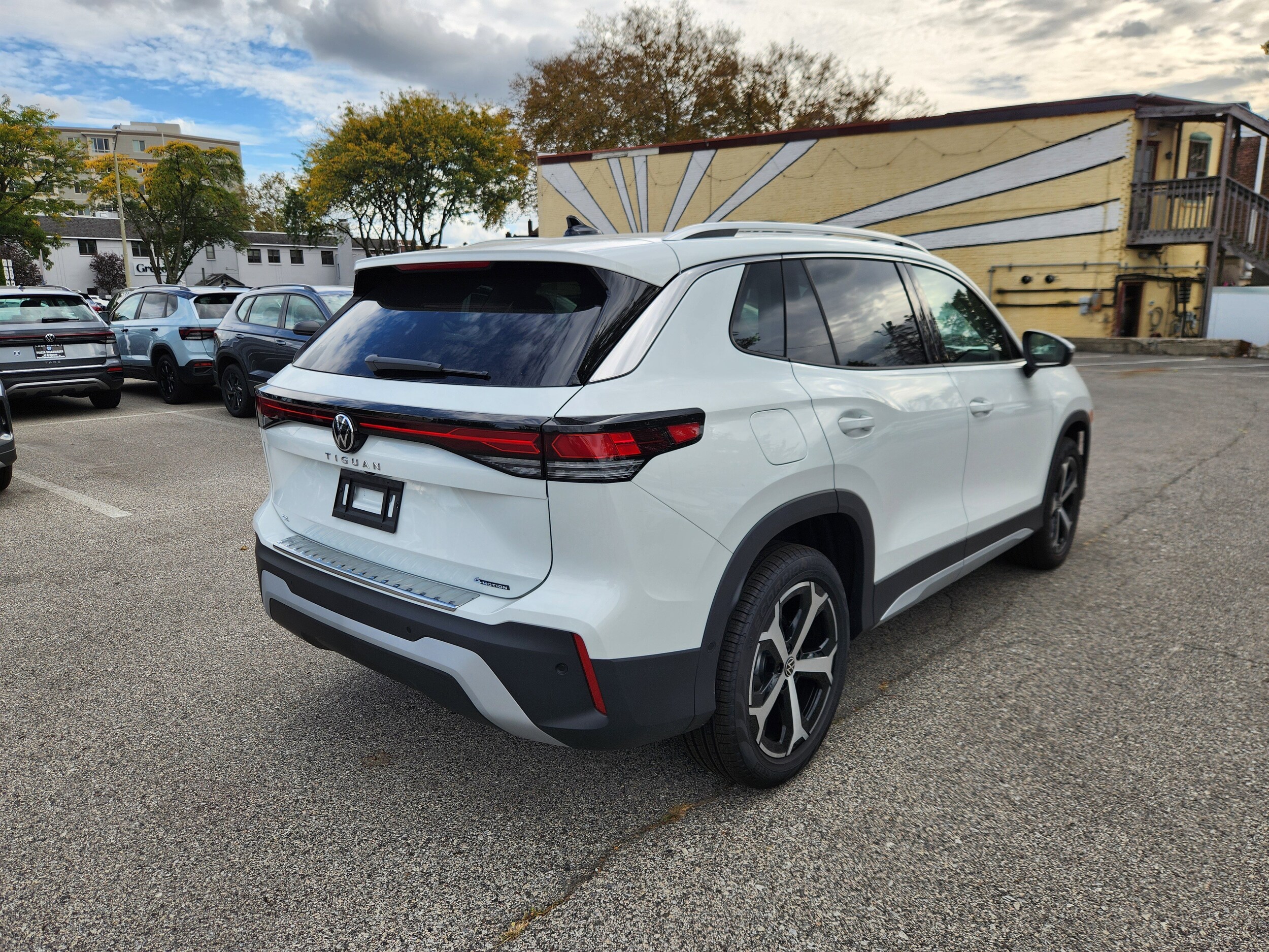 2025 Volkswagen Tiguan SE photo 2