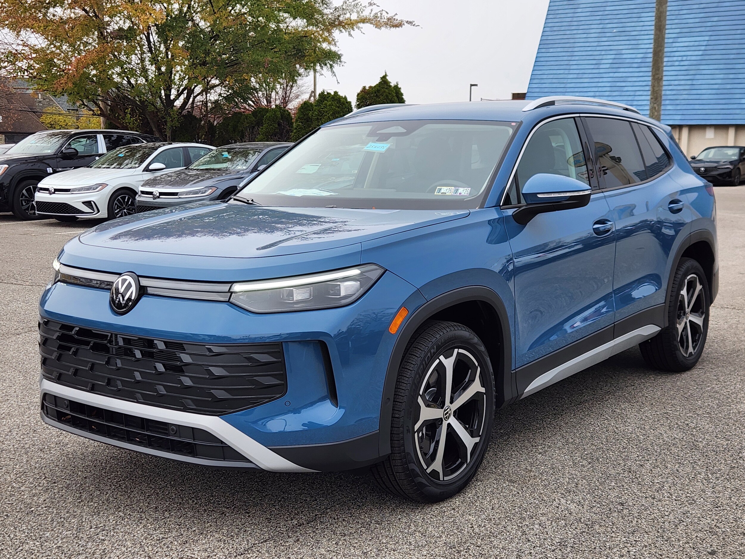 2025 Volkswagen Tiguan SE photo 2