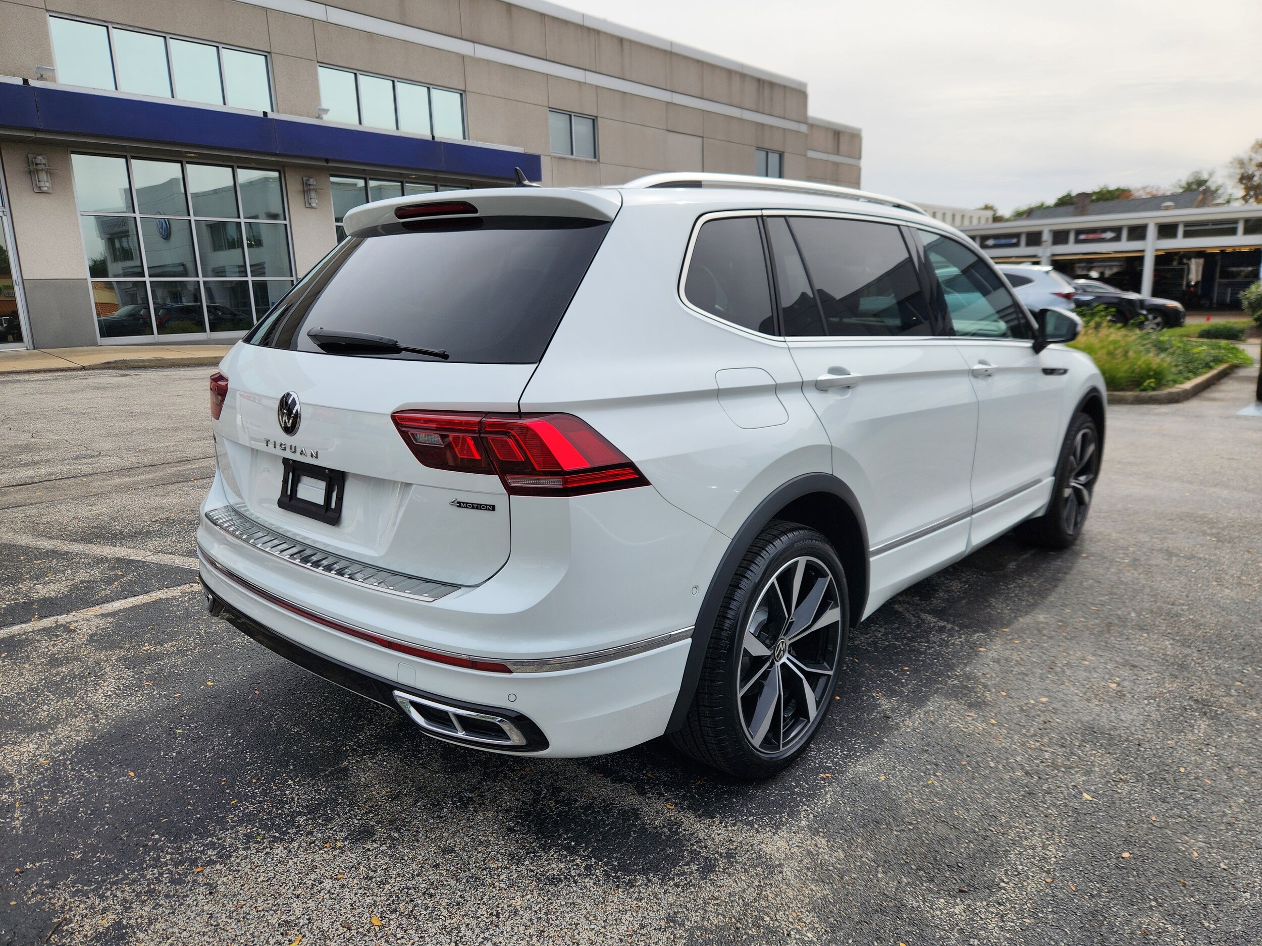 2022 Volkswagen Tiguan SEL Premium R-Line photo 2