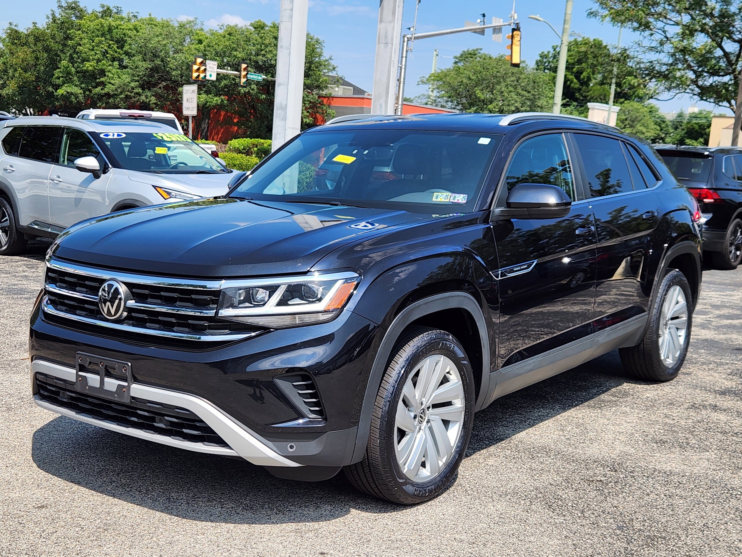 2022 Volkswagen Atlas Cross Sport V6 SE Technology photo 2