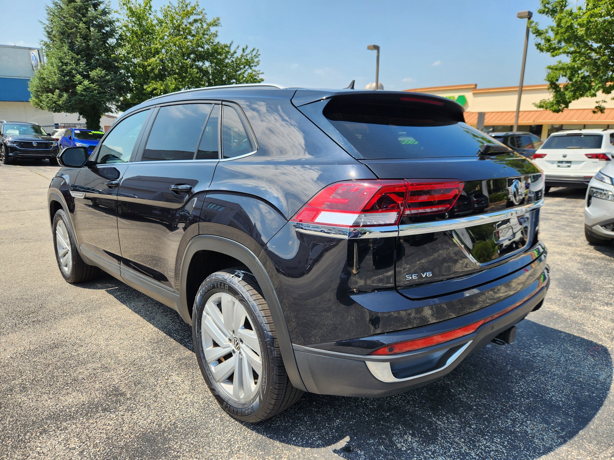 2022 Volkswagen Atlas Cross Sport V6 SE Technology photo 3