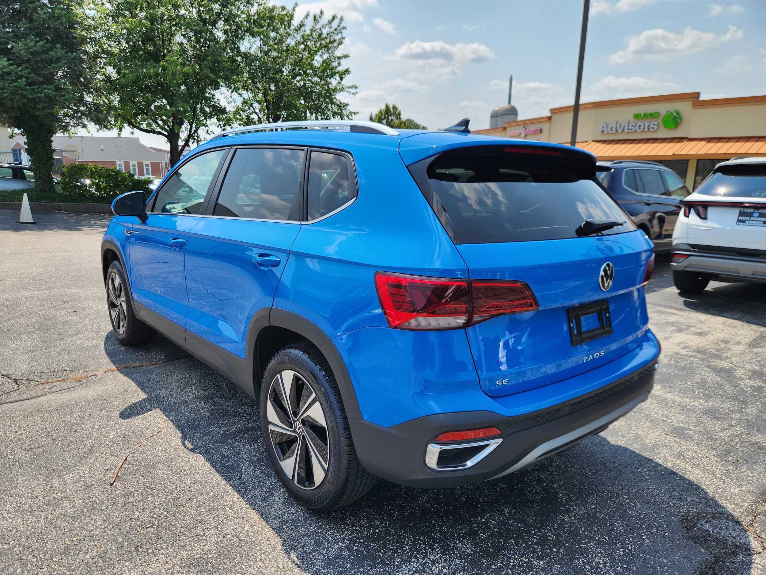 2024 Volkswagen Taos SE photo 3