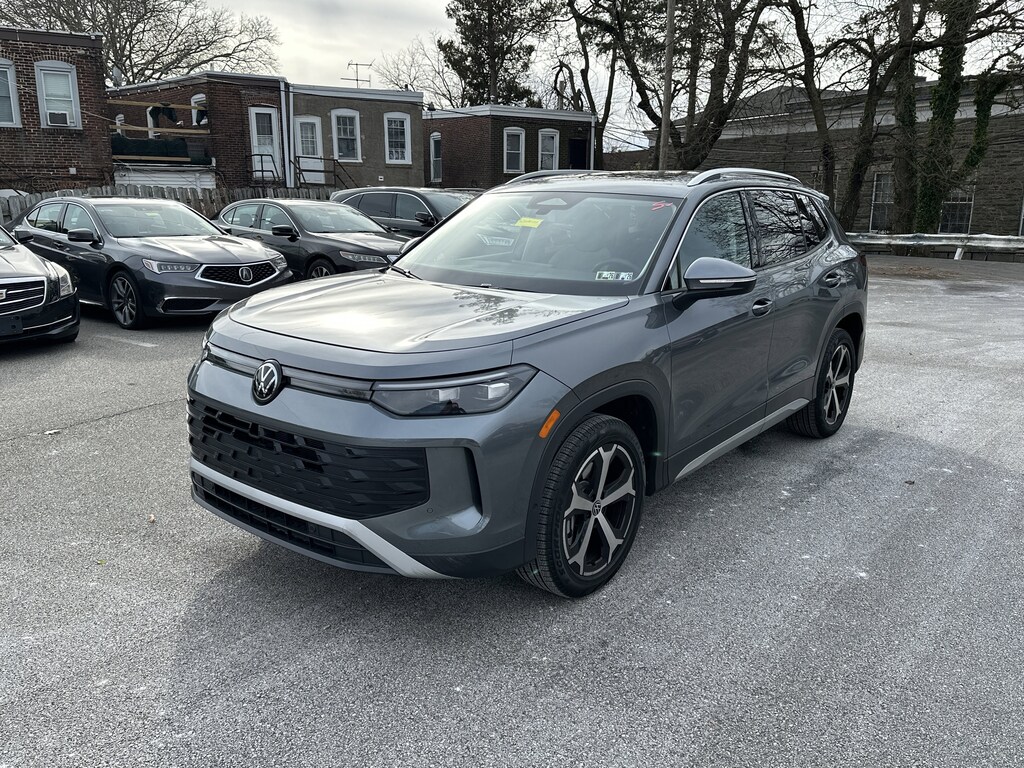 Used 2025 Volkswagen Tiguan 2.0T SE SUV