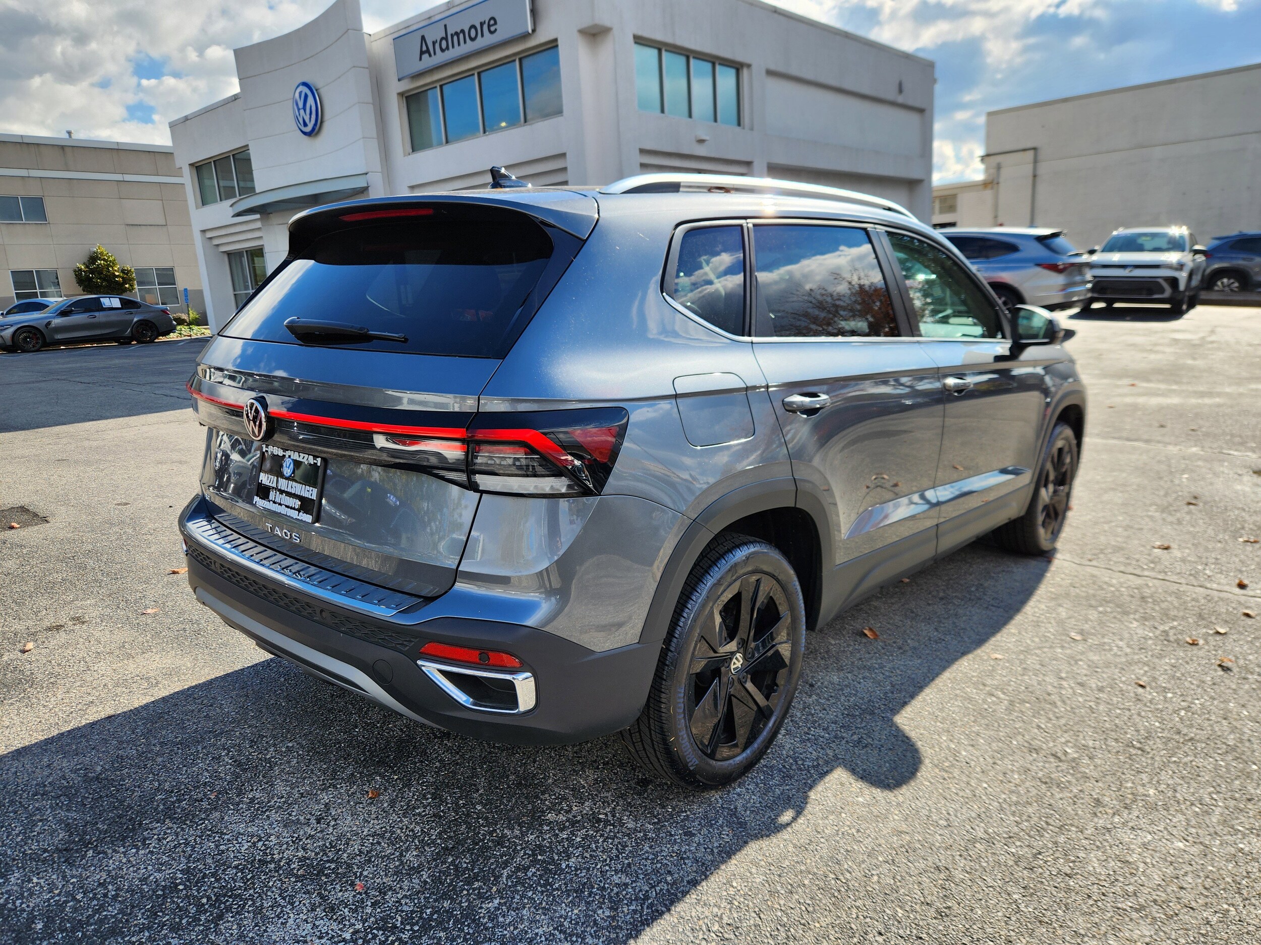 2025 Volkswagen Taos SE photo 4