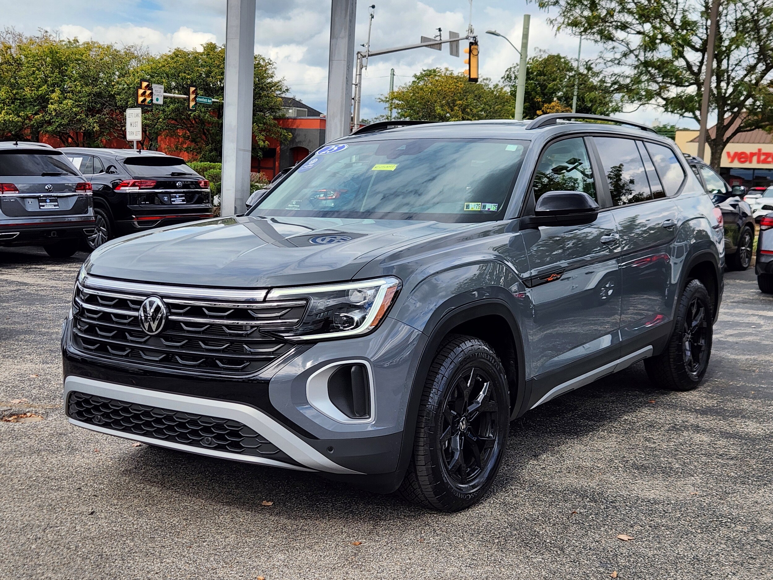 2025 Volkswagen Atlas Peak Edition photo 2
