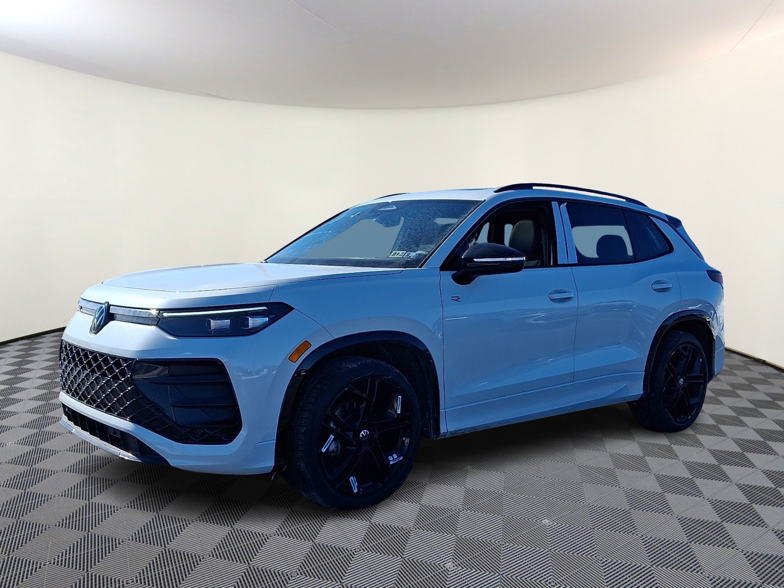2026 Volkswagen Tiguan SE R-LINE BLACK - Photo 2