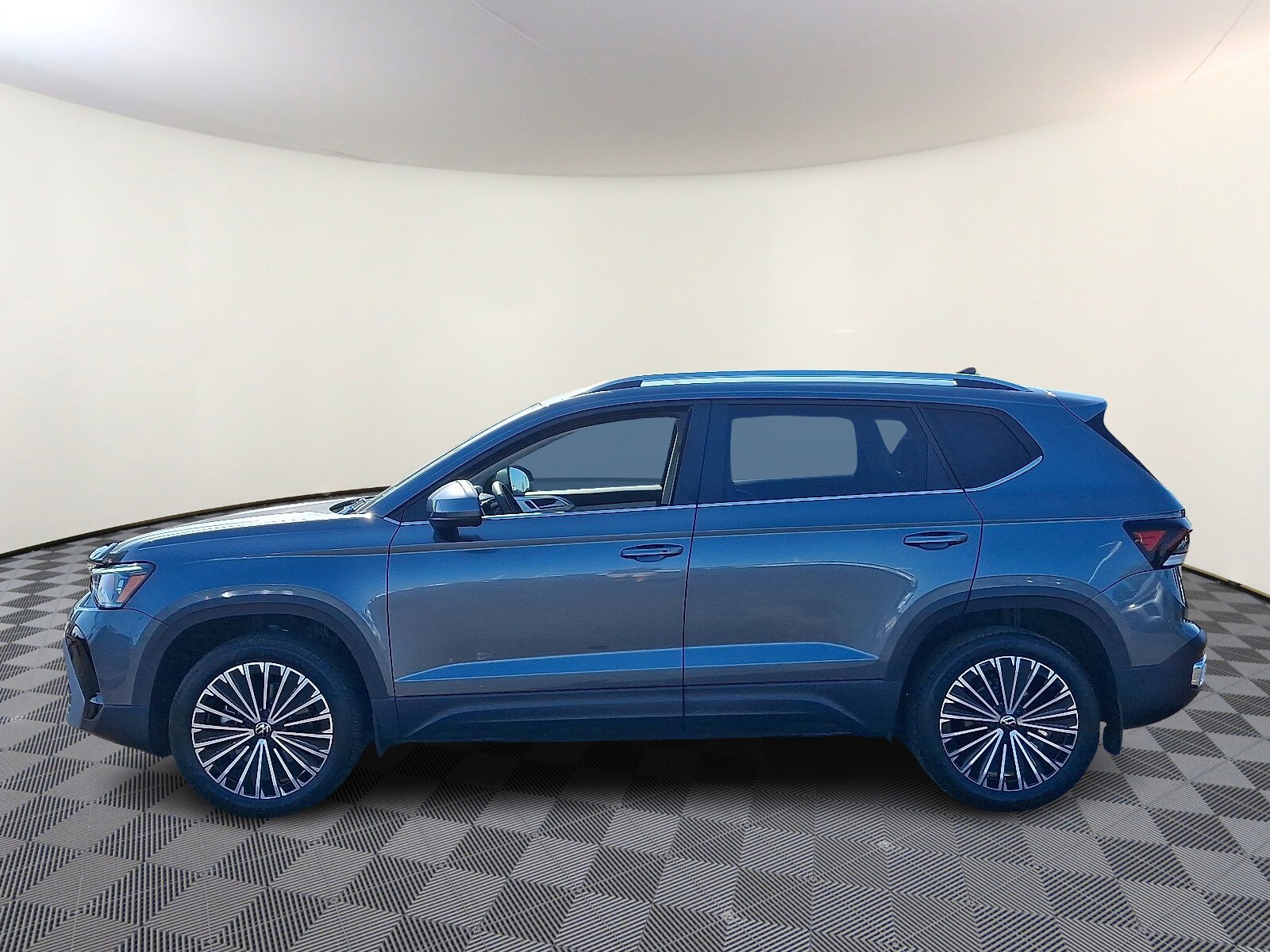 2025 Volkswagen Taos SE photo 4