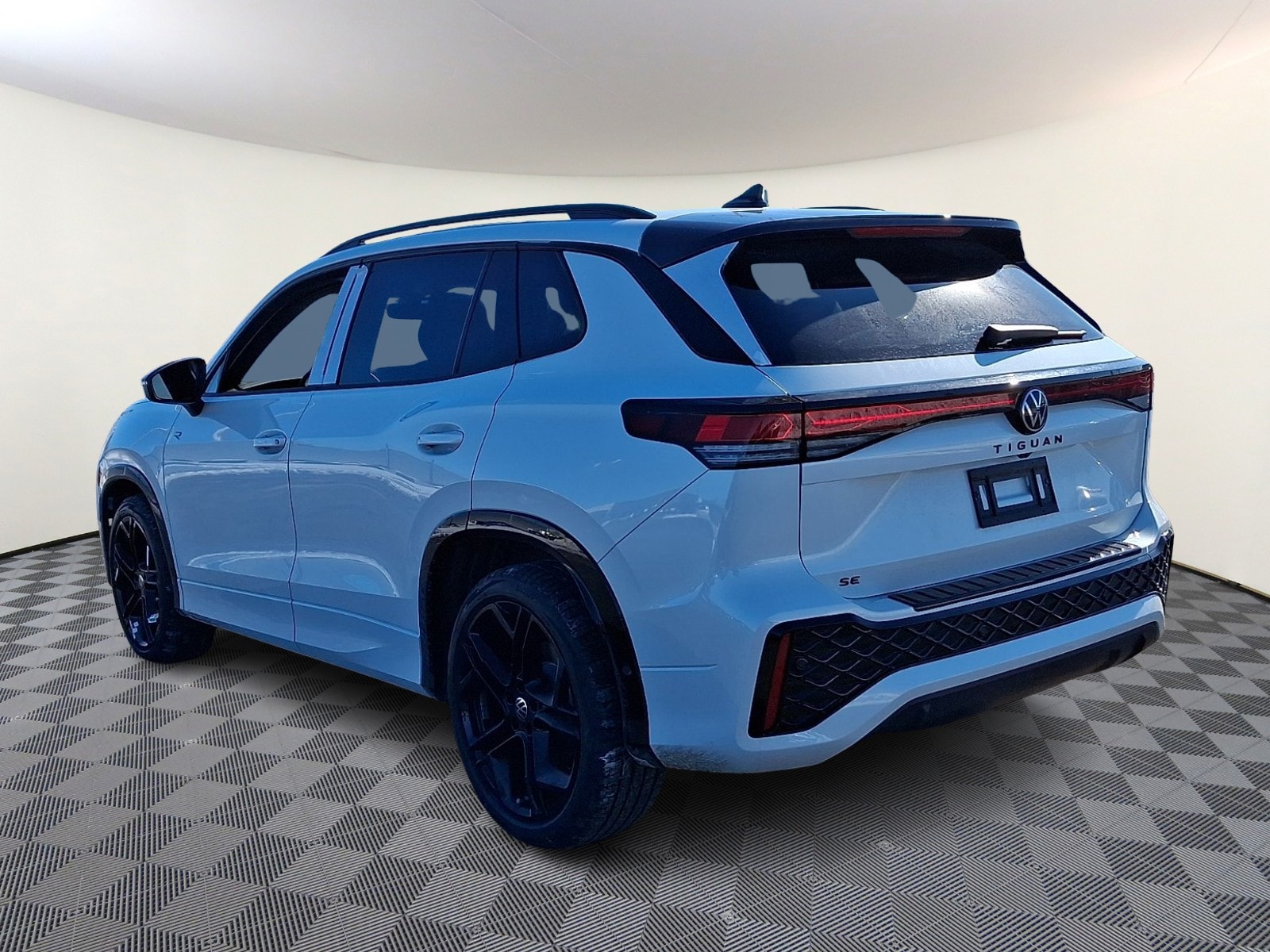 2026 Volkswagen Tiguan SE R-LINE BLACK - Photo 3