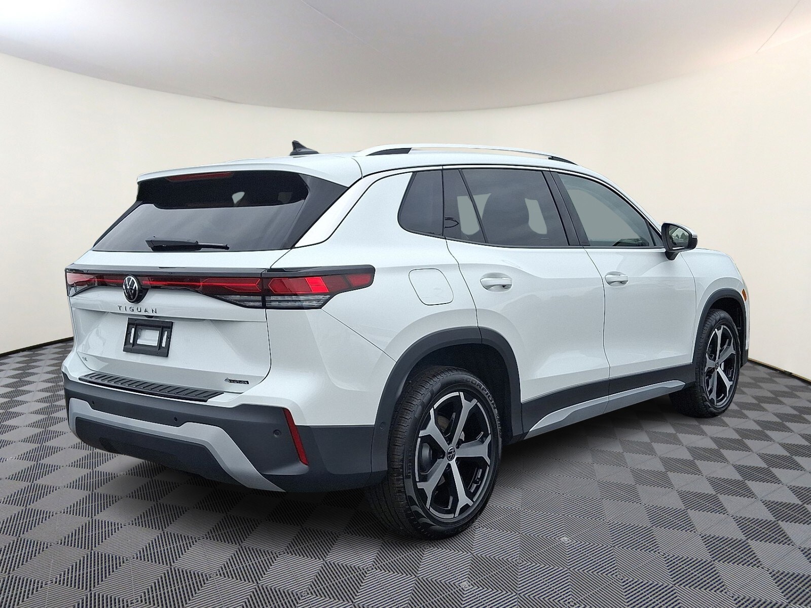 2025 Volkswagen Tiguan SE photo 4