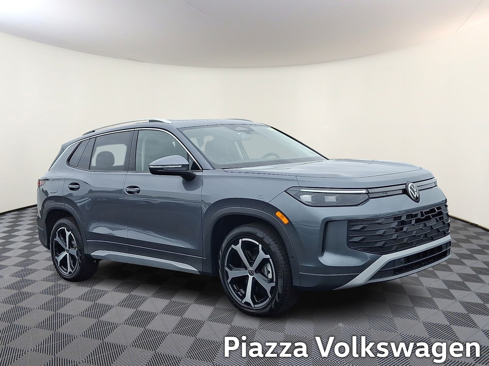 2025 Volkswagen Tiguan SE's photo