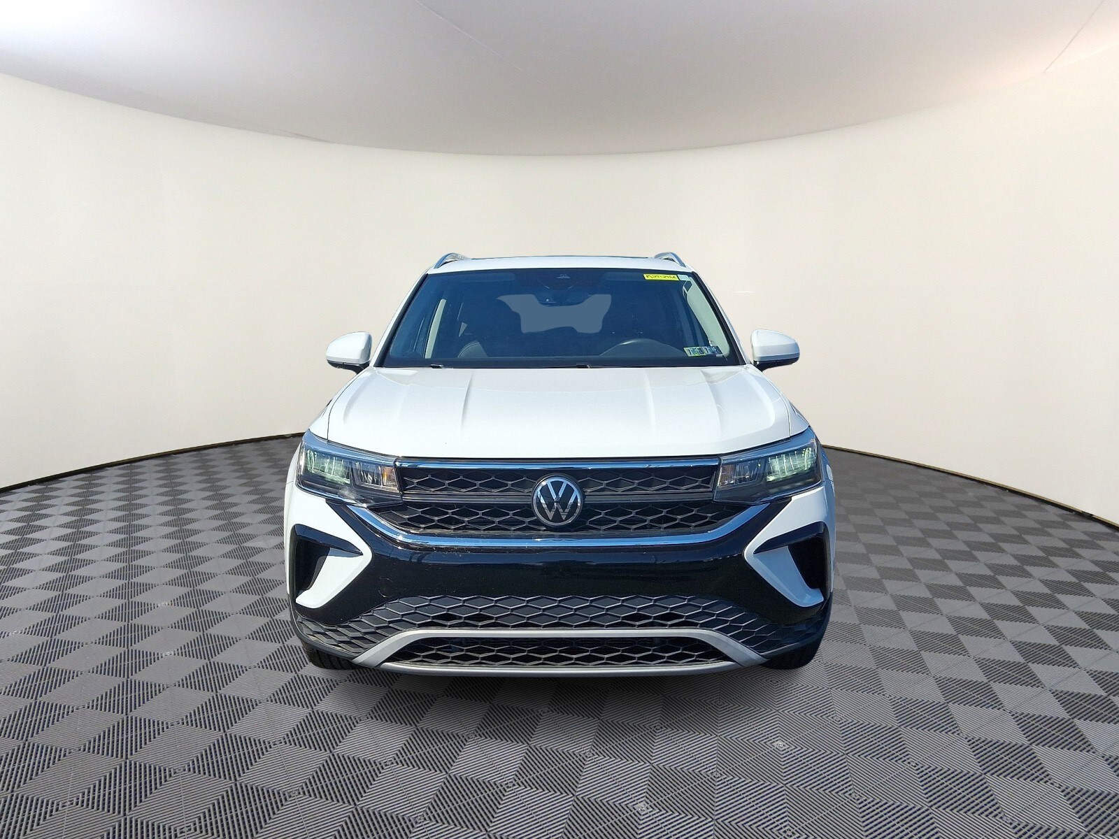 2022 Volkswagen Taos SE photo 2