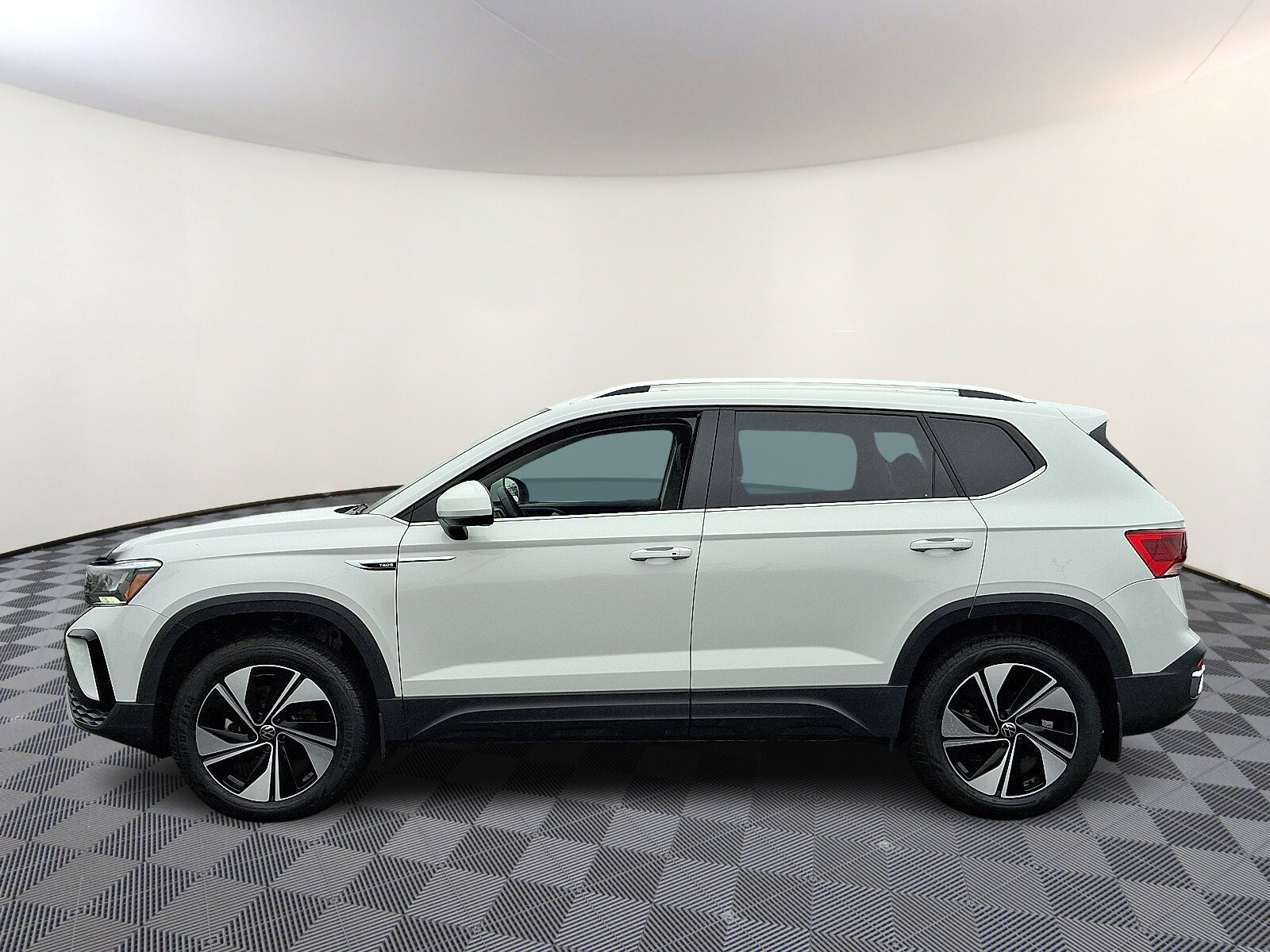 2024 Volkswagen Taos SE photo 4