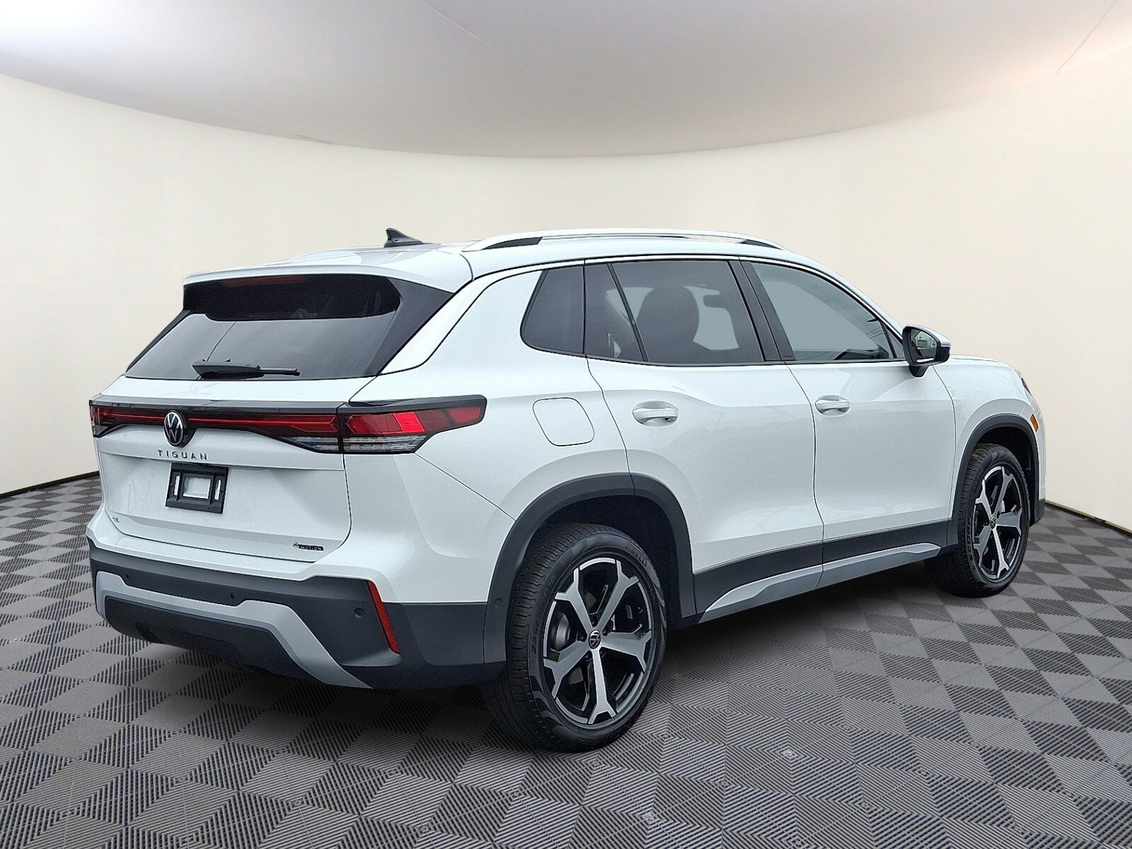 2025 Volkswagen Tiguan SE photo 4