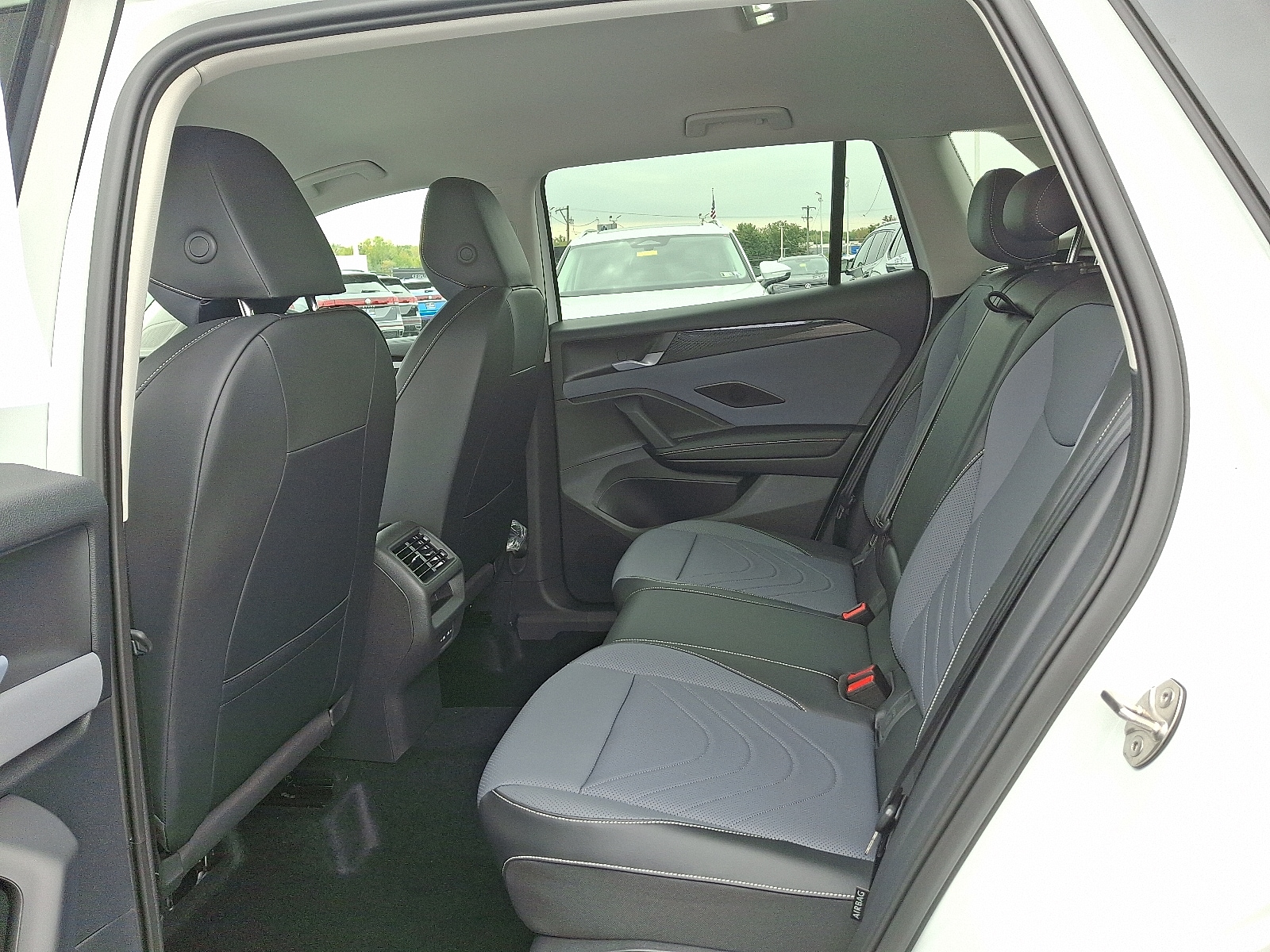 2025 Volkswagen Tiguan SE - Photo 5