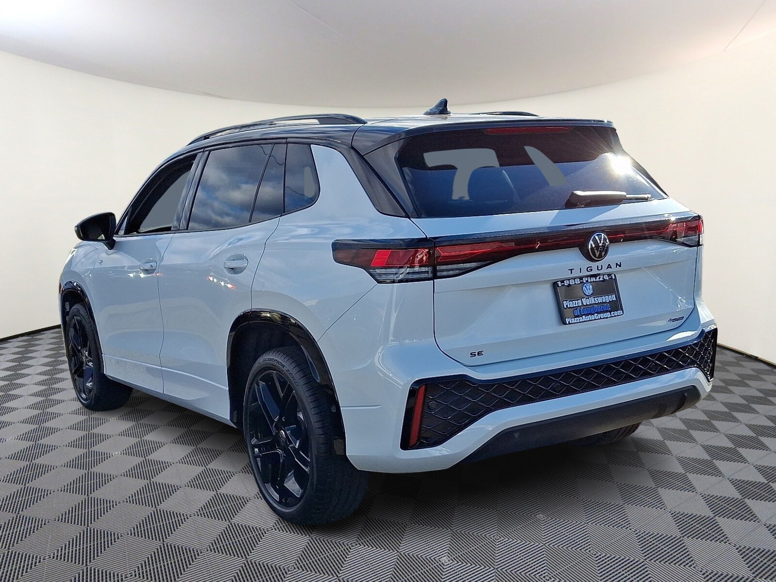 2026 Volkswagen Tiguan SE R-Line Black photo 2